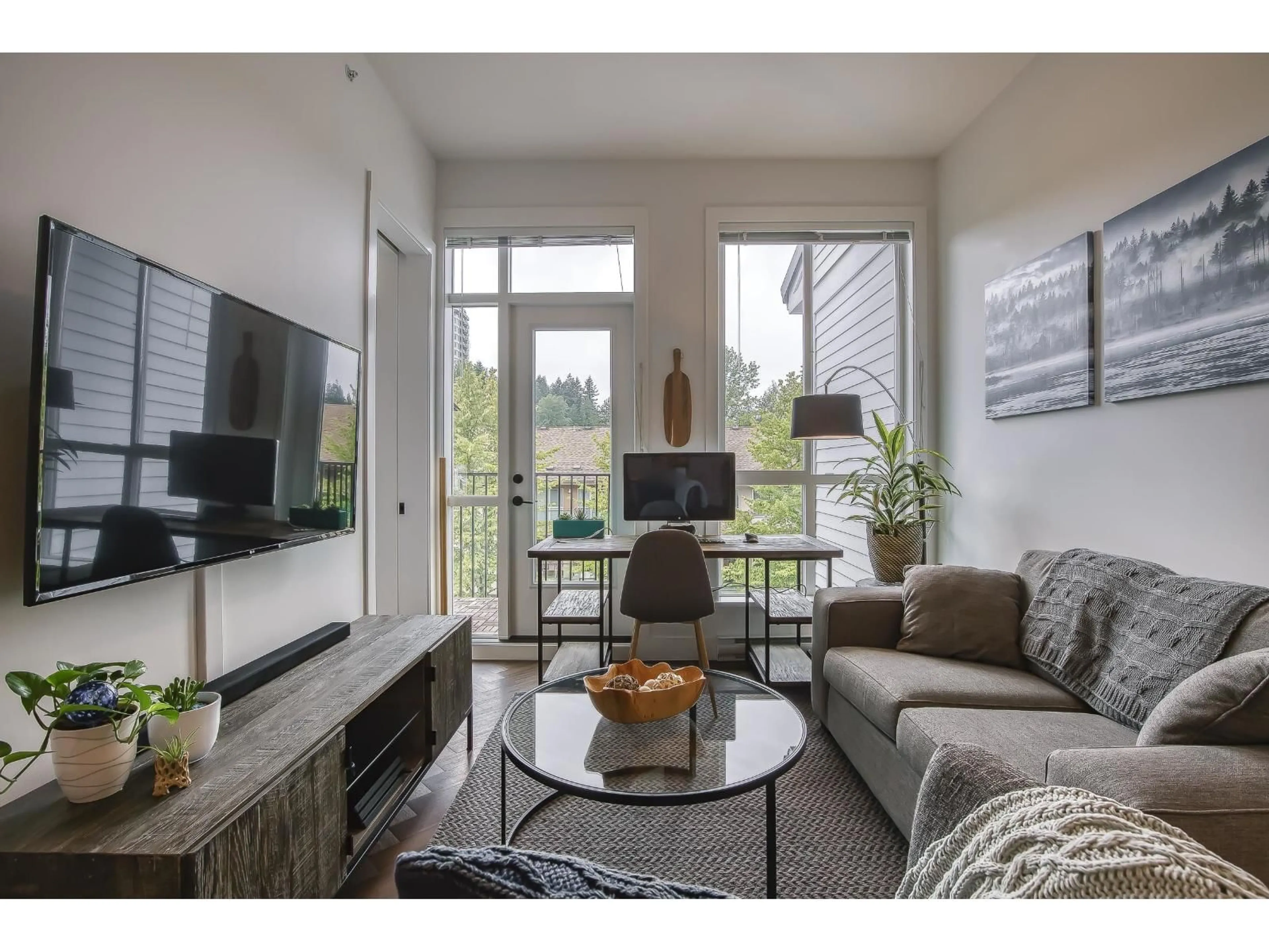Living room with furniture, unknown for 406 - 14968 101A AVENUE, Surrey British Columbia V3R0E8