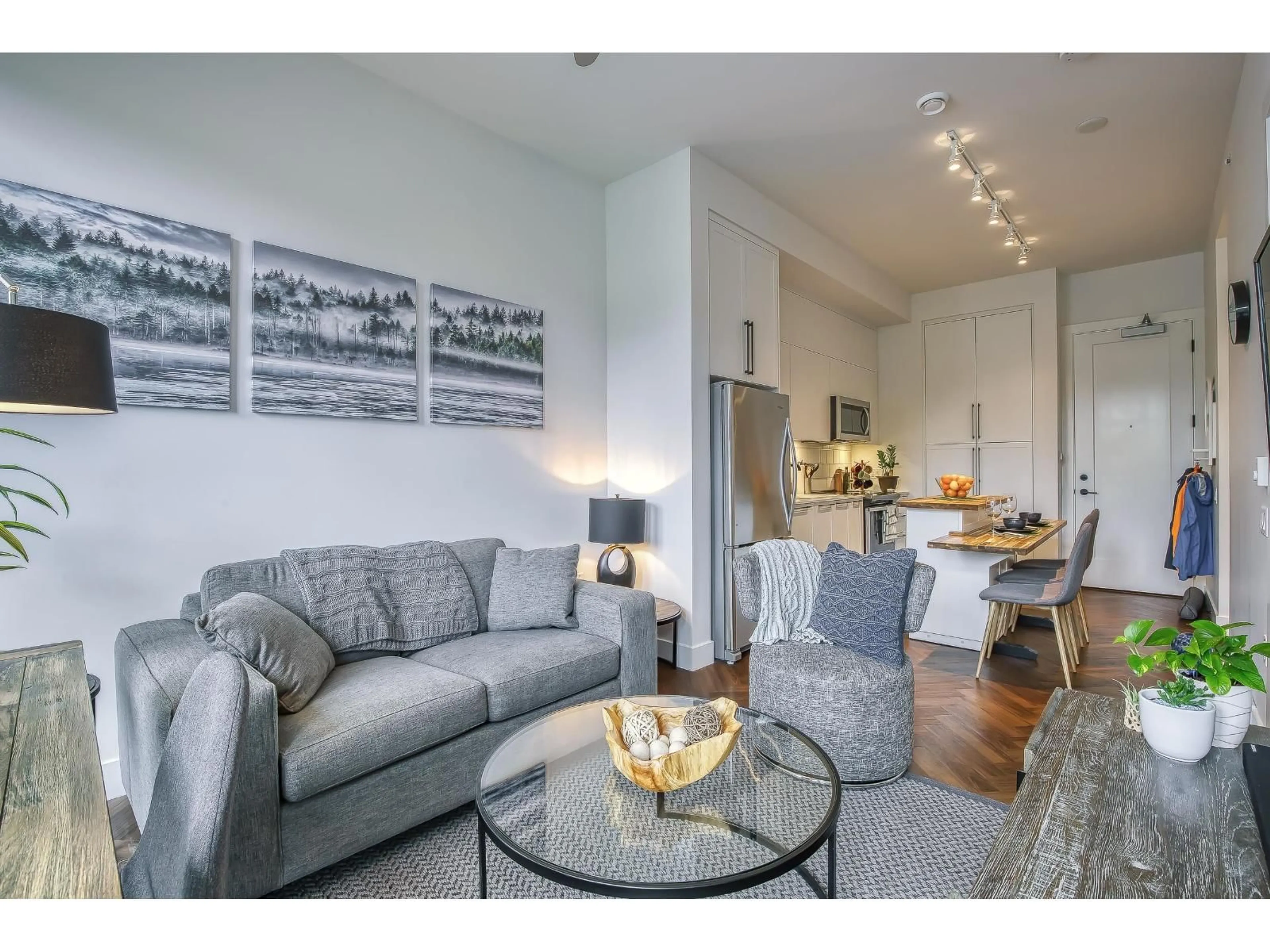 Living room with furniture, unknown for 406 - 14968 101A AVENUE, Surrey British Columbia V3R0E8