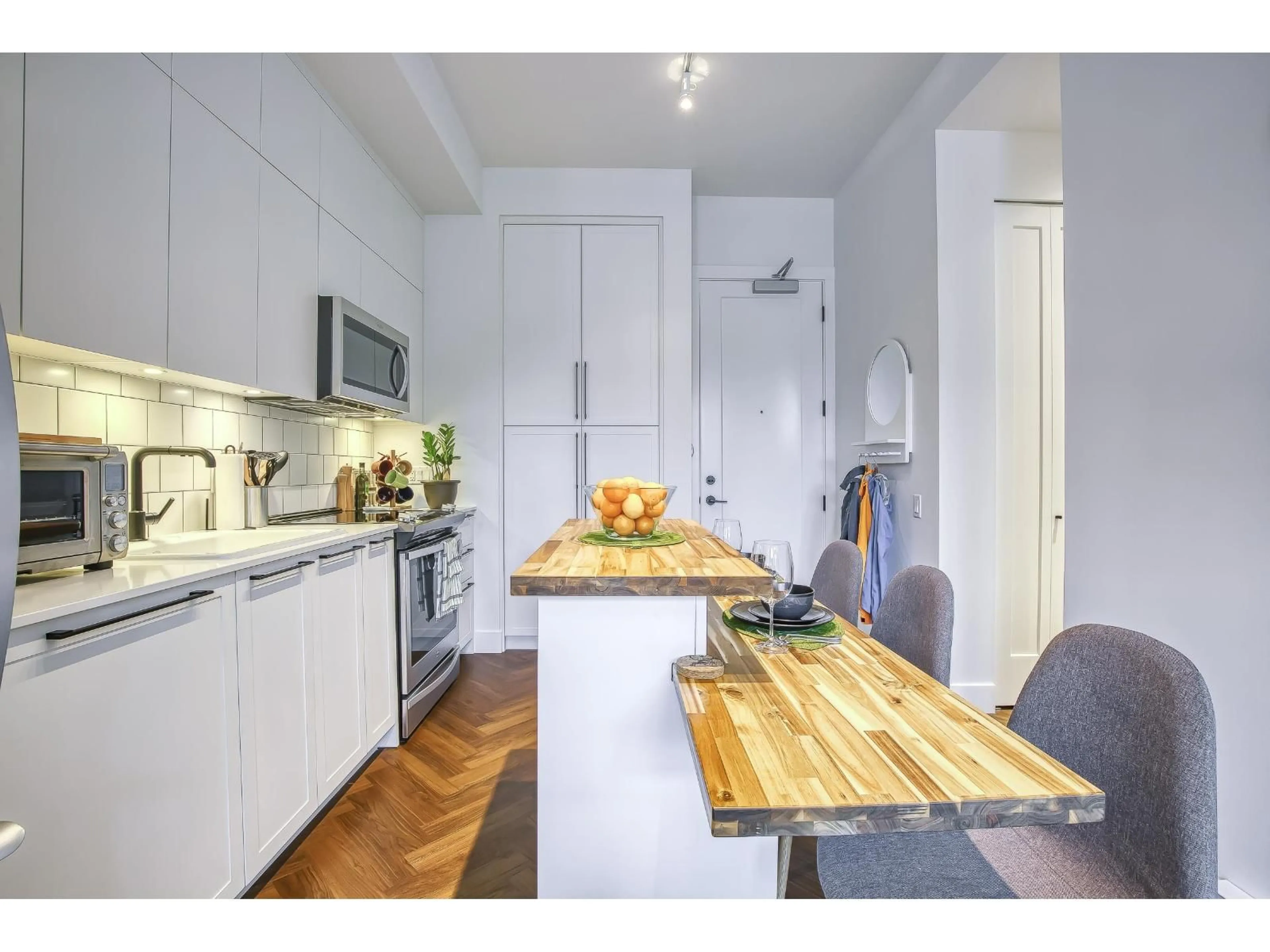 Open concept kitchen, wood/laminate floor for 406 - 14968 101A AVENUE, Surrey British Columbia V3R0E8