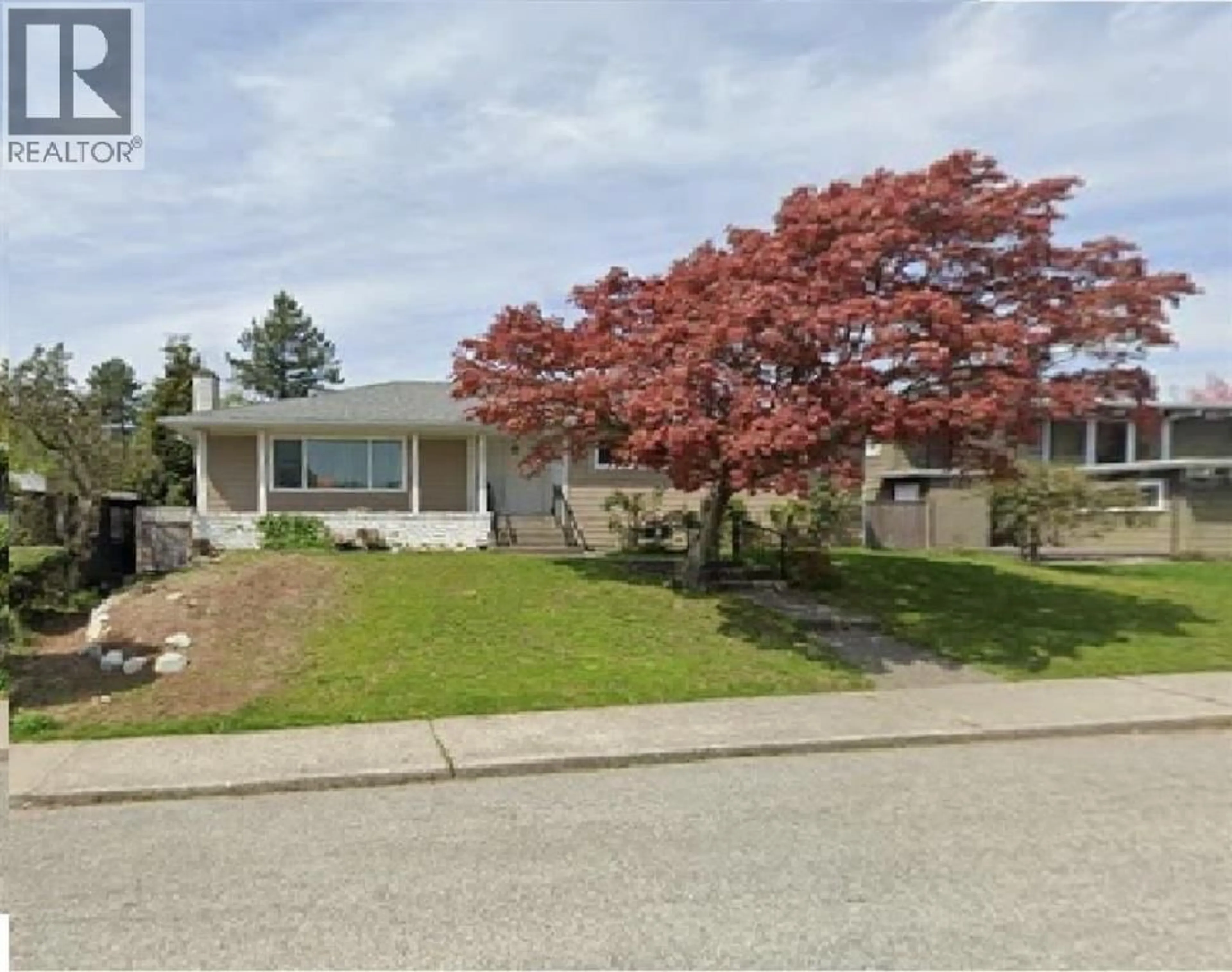 Home with vinyl exterior material, street for 131 RICKMAN PLACE, New Westminster British Columbia V3L4P8
