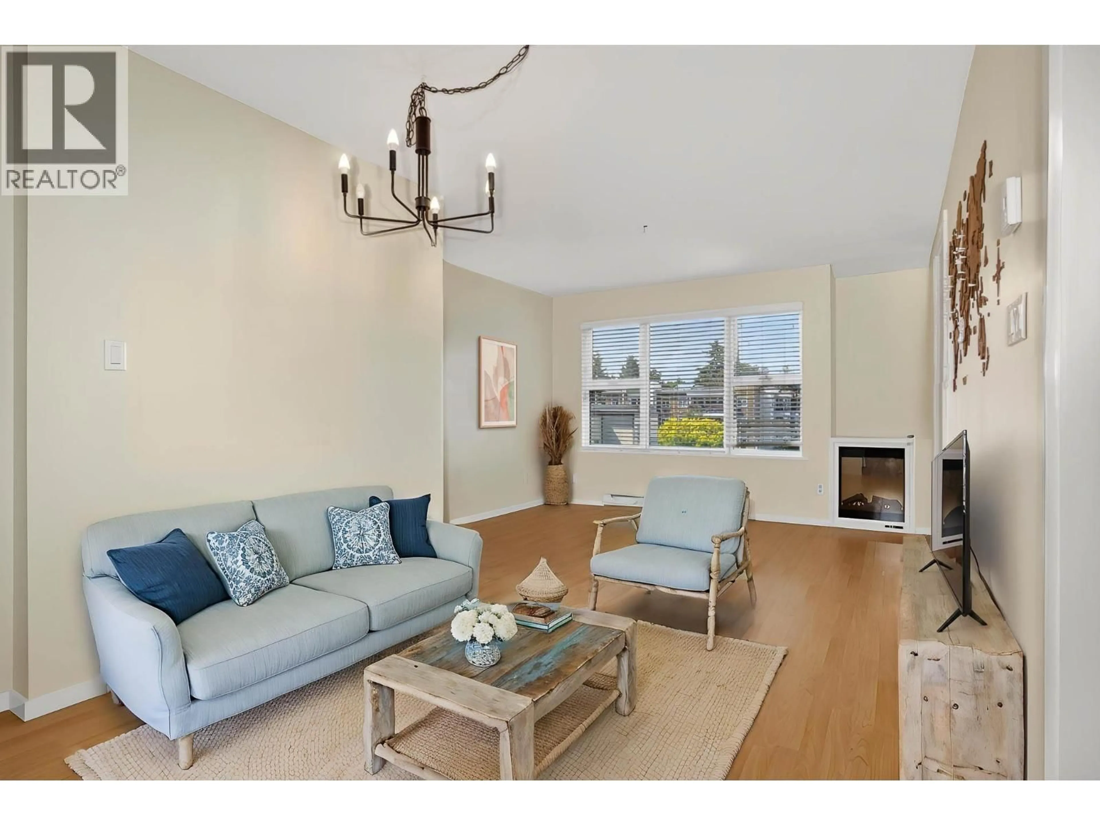 Living room with furniture, unknown for 409 - 315 KNOX STREET, New Westminster British Columbia V3L0B5