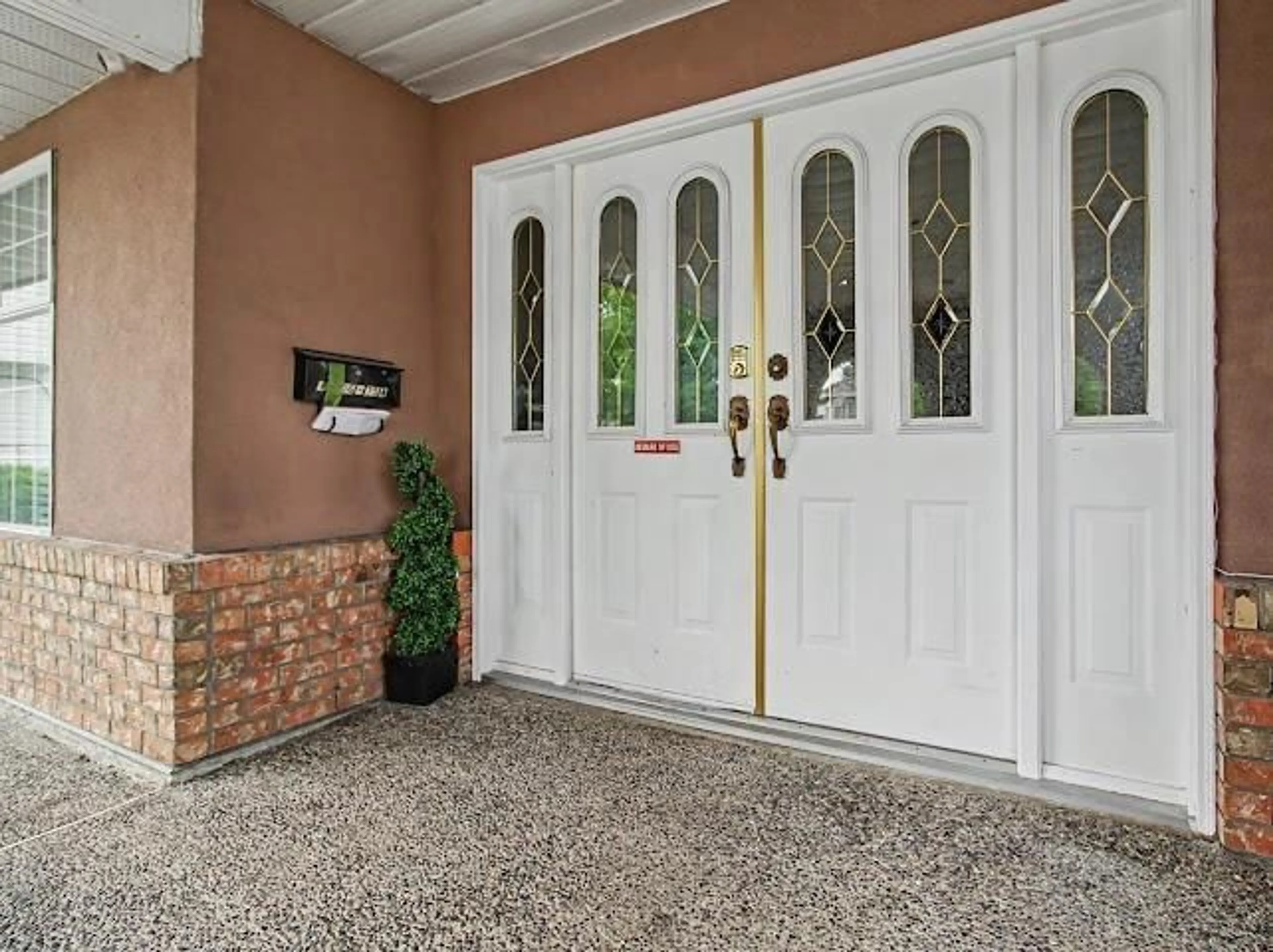 Indoor entryway for 12506 75A AVENUE, Surrey British Columbia V3W0M3