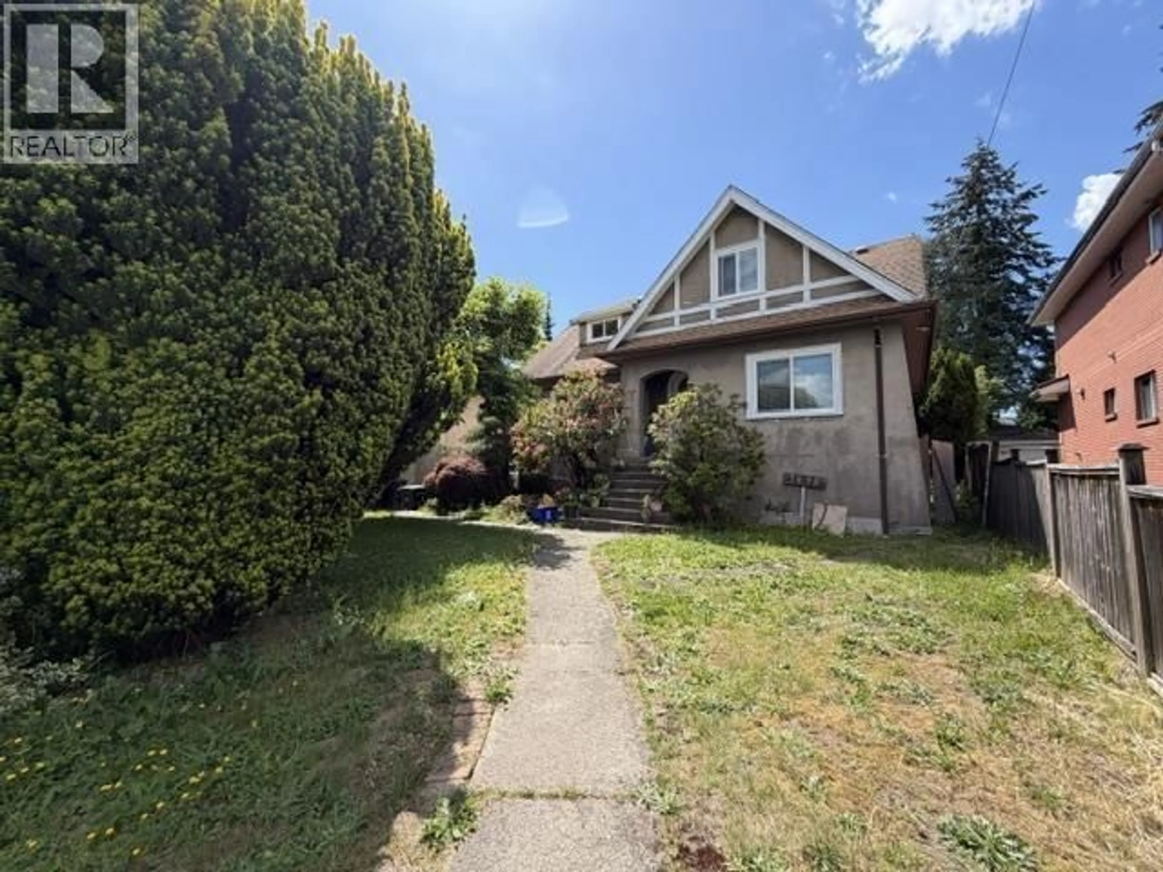 A pic from outside/outdoor area/front of a property/back of a property/a pic from drone, street for 7079 WAVERLEY AVENUE, Burnaby British Columbia V5J4A4