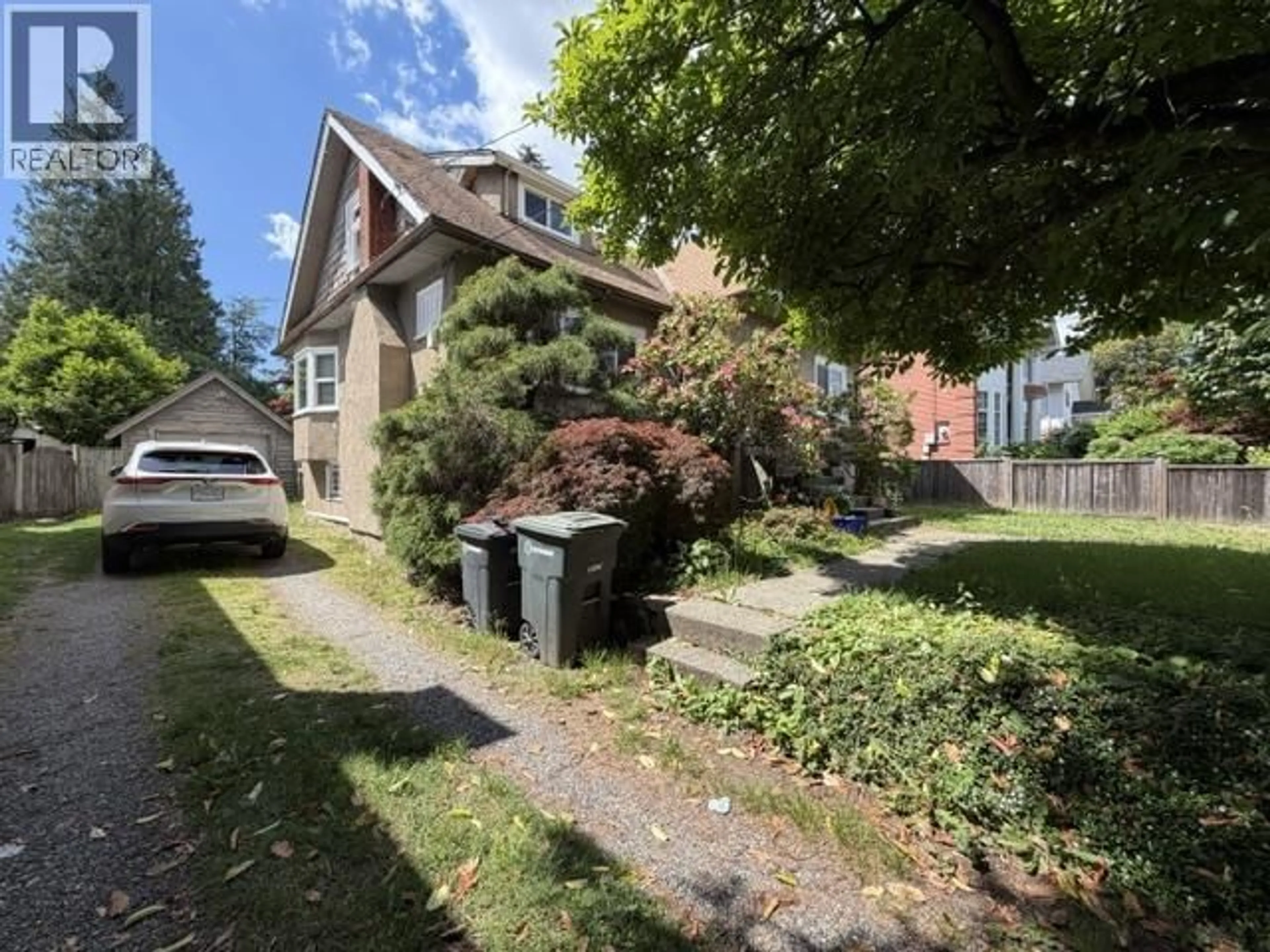 A pic from outside/outdoor area/front of a property/back of a property/a pic from drone, street for 7079 WAVERLEY AVENUE, Burnaby British Columbia V5J4A4