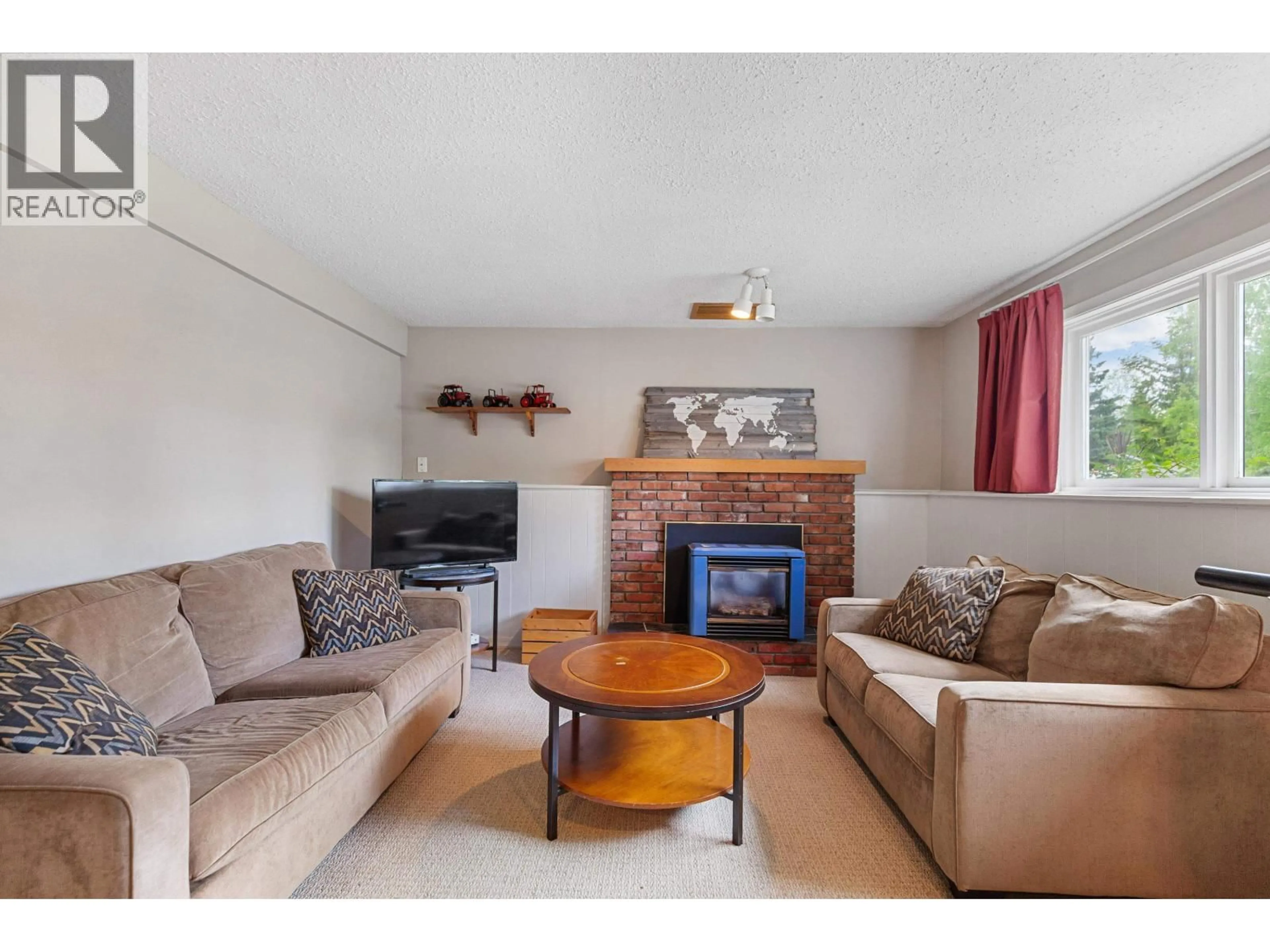 Living room with furniture, wood/laminate floor for 5305 DALHOUSIE DRIVE, Prince George British Columbia V2N2A1