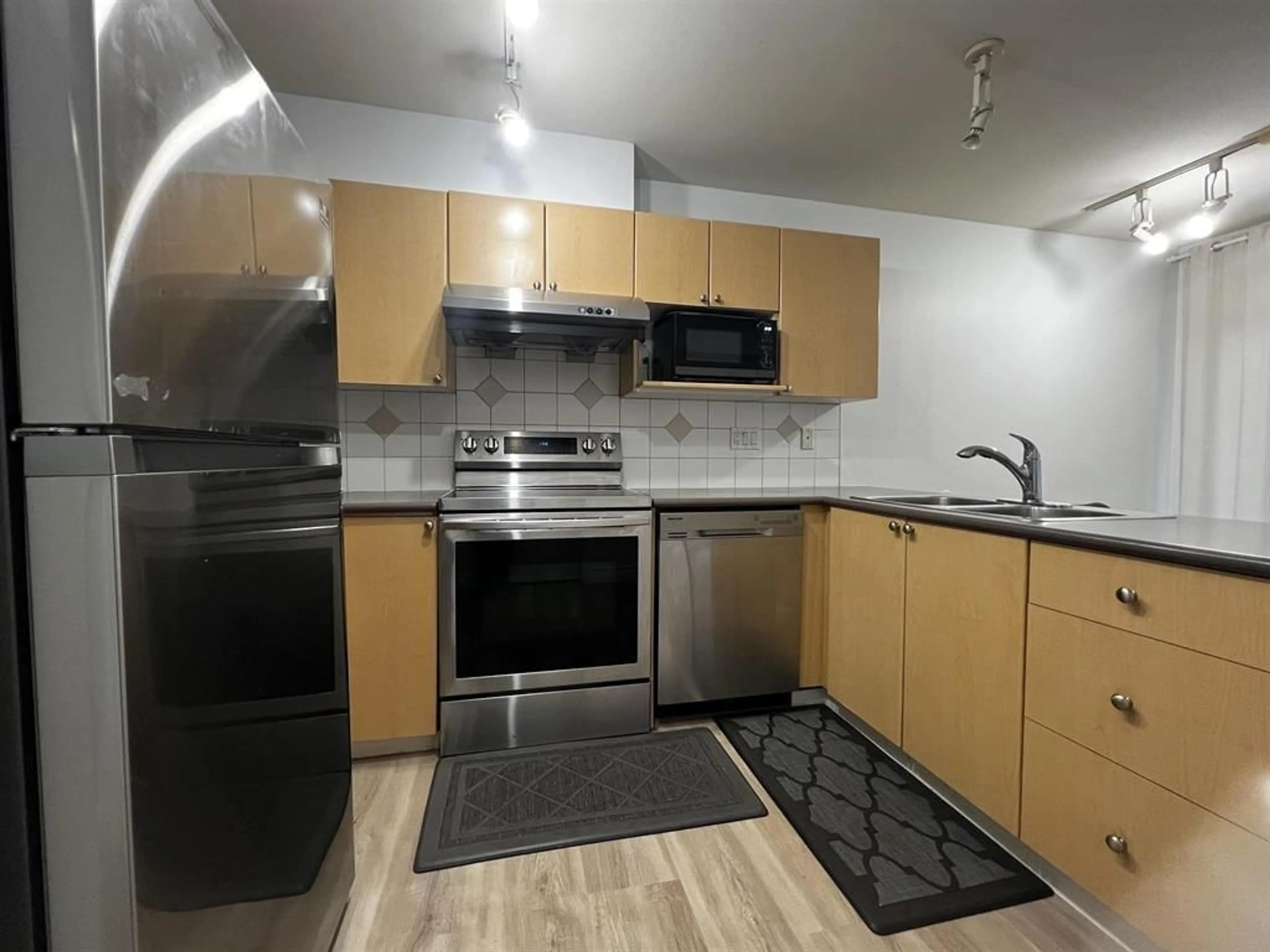 Standard kitchen, unknown for 75 - 12110 75A AVENUE, Surrey British Columbia V3W1M1