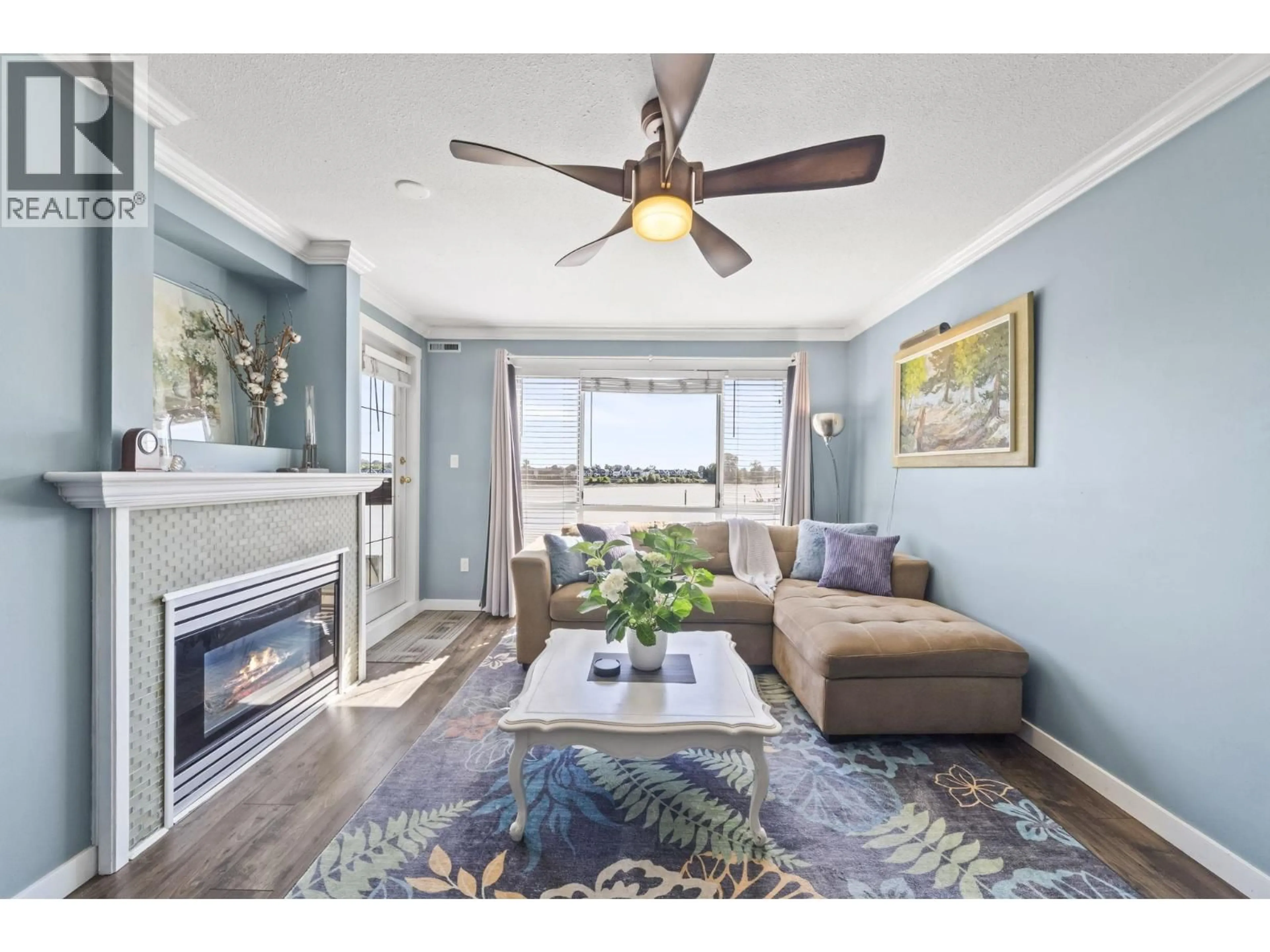 Living room with furniture, wood/laminate floor for 312 - 6 RENAISSANCE SQUARE, New Westminster British Columbia V3M6N8