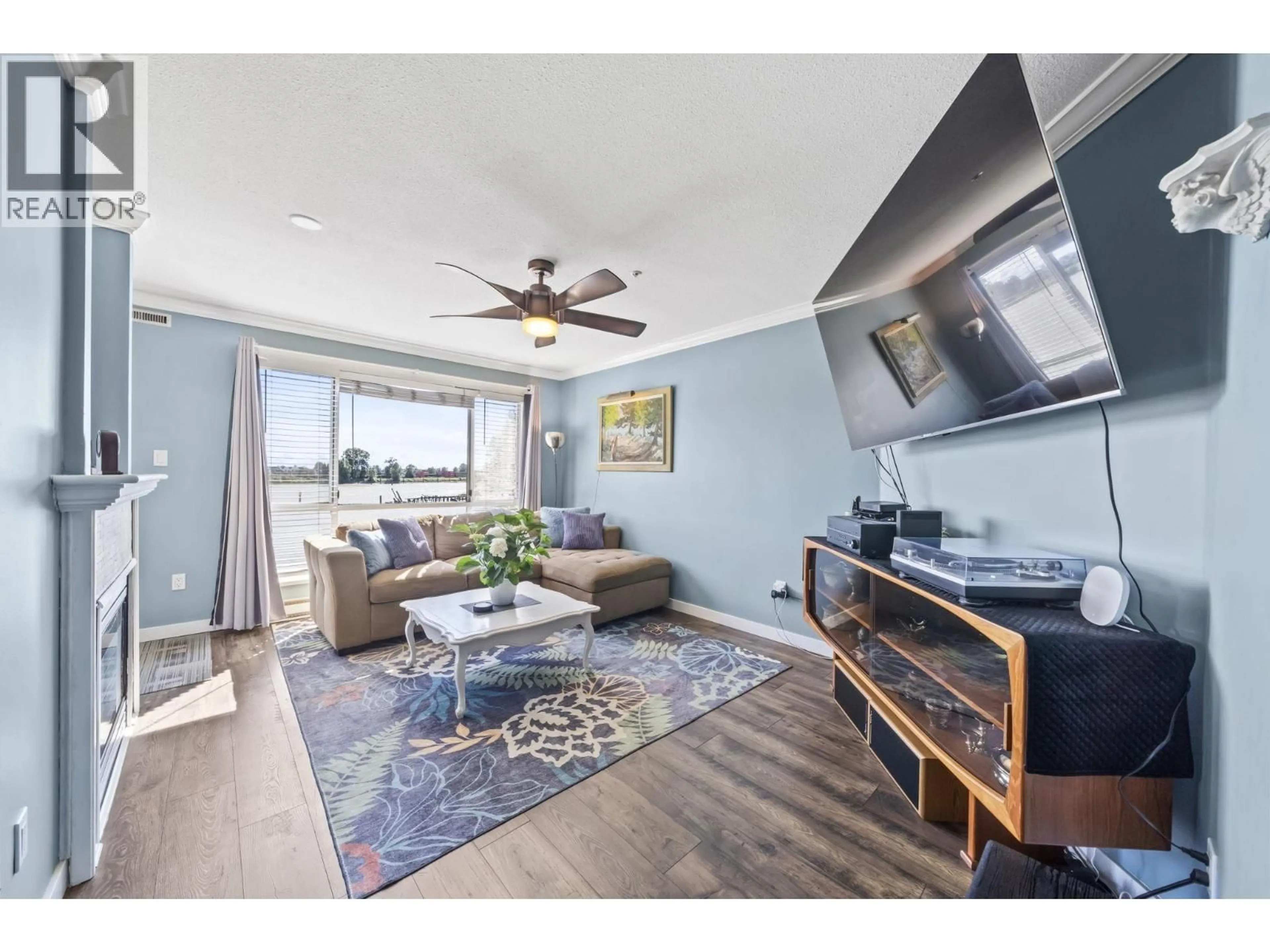 Living room with furniture, wood/laminate floor for 312 - 6 RENAISSANCE SQUARE, New Westminster British Columbia V3M6N8