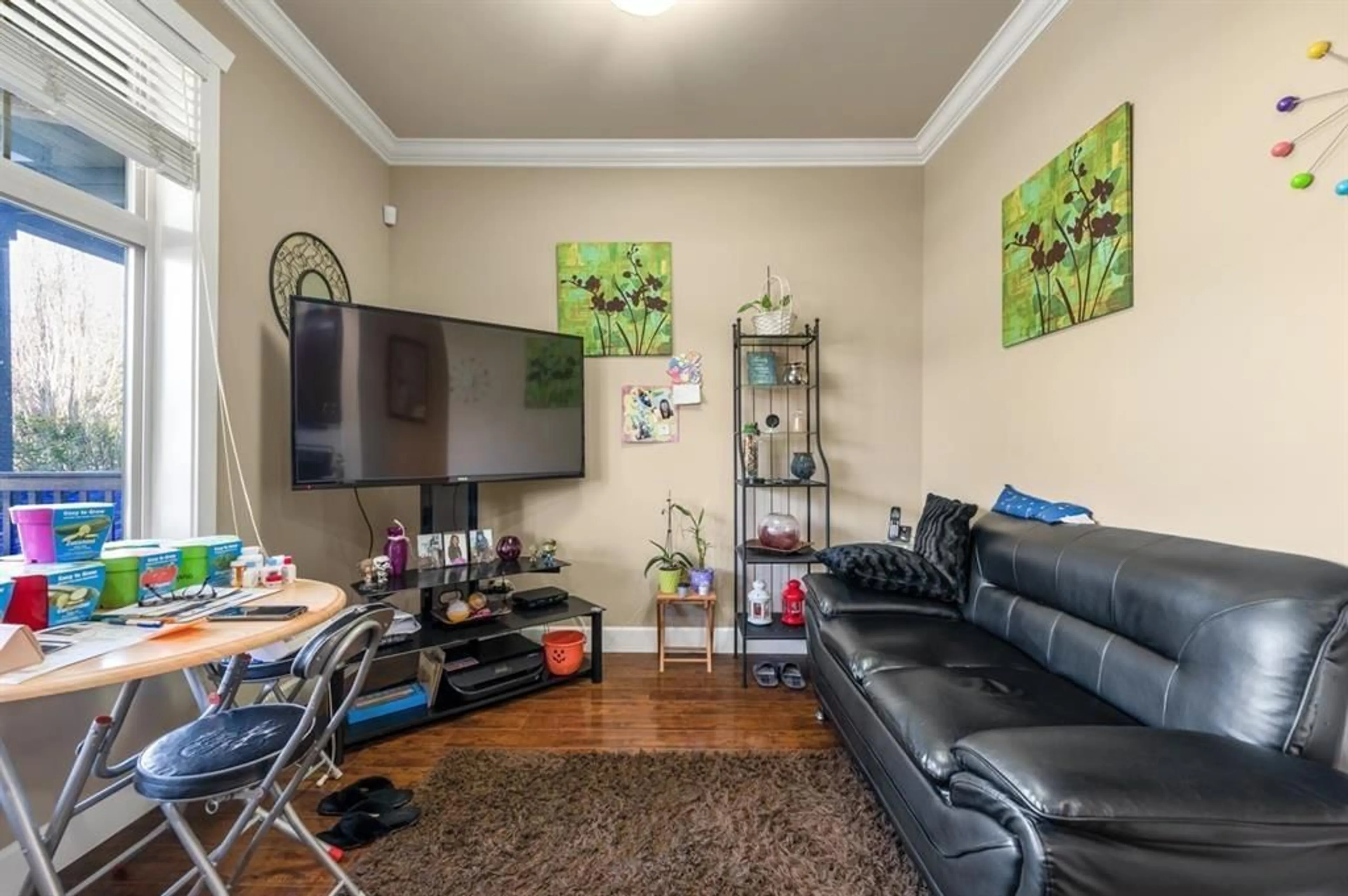 Living room with furniture, unknown for 45 - 12036 66 AVENUE, Surrey British Columbia V3W3M2