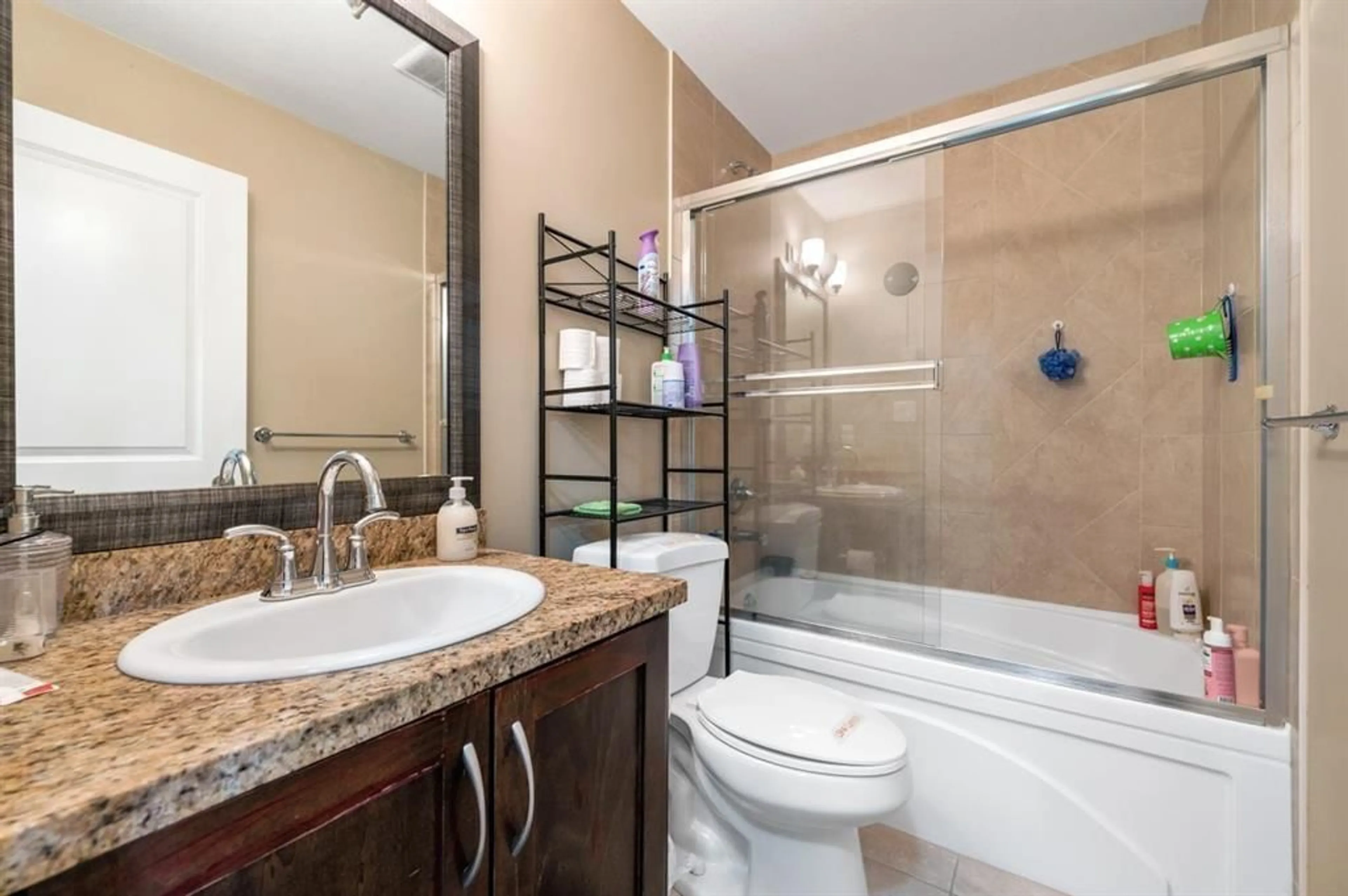 Standard bathroom, ceramic/tile floor for 45 - 12036 66 AVENUE, Surrey British Columbia V3W3M2