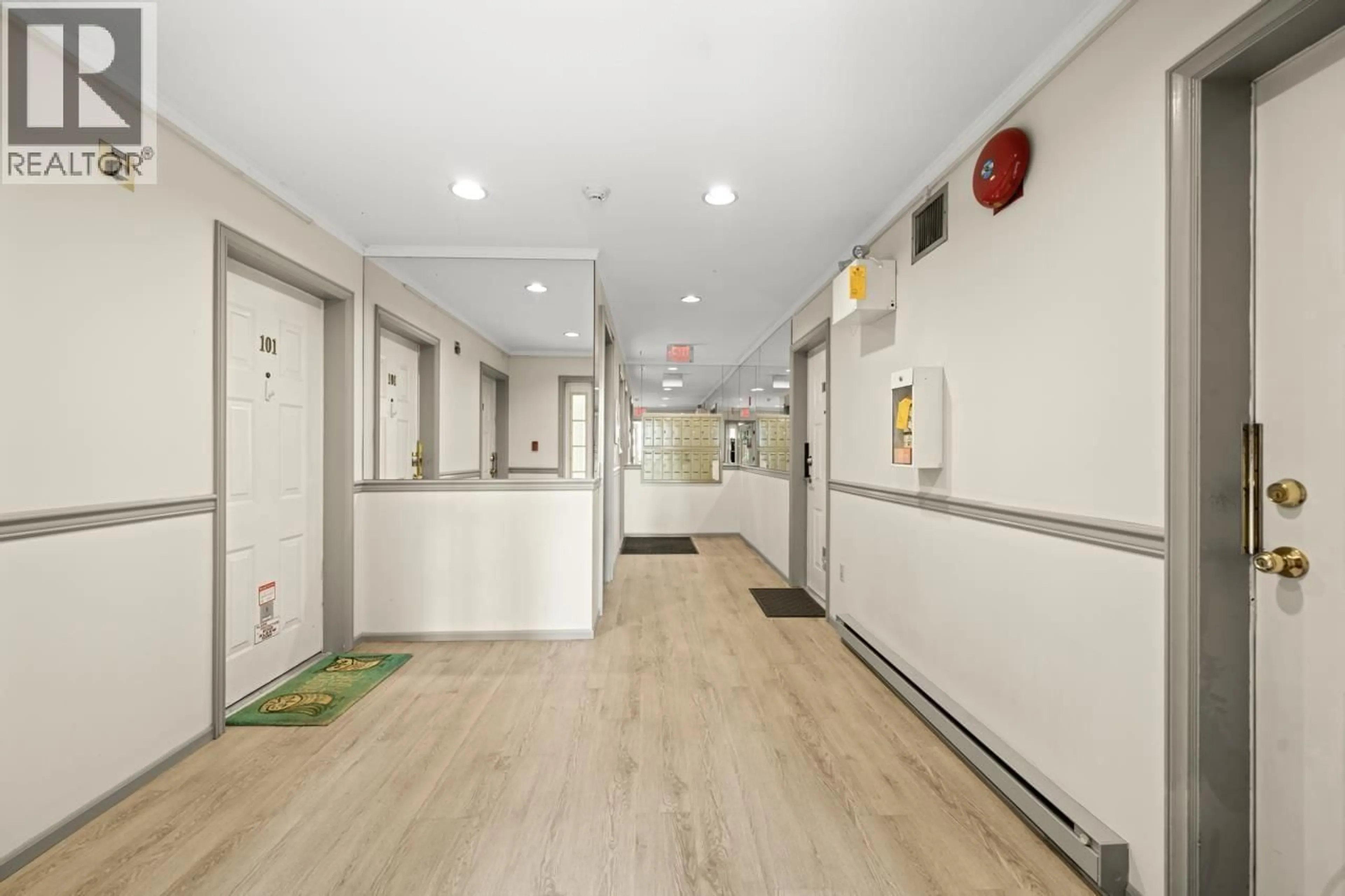 Indoor foyer for 104 - 526 13TH AVENUE, Vancouver British Columbia V5Z1N7