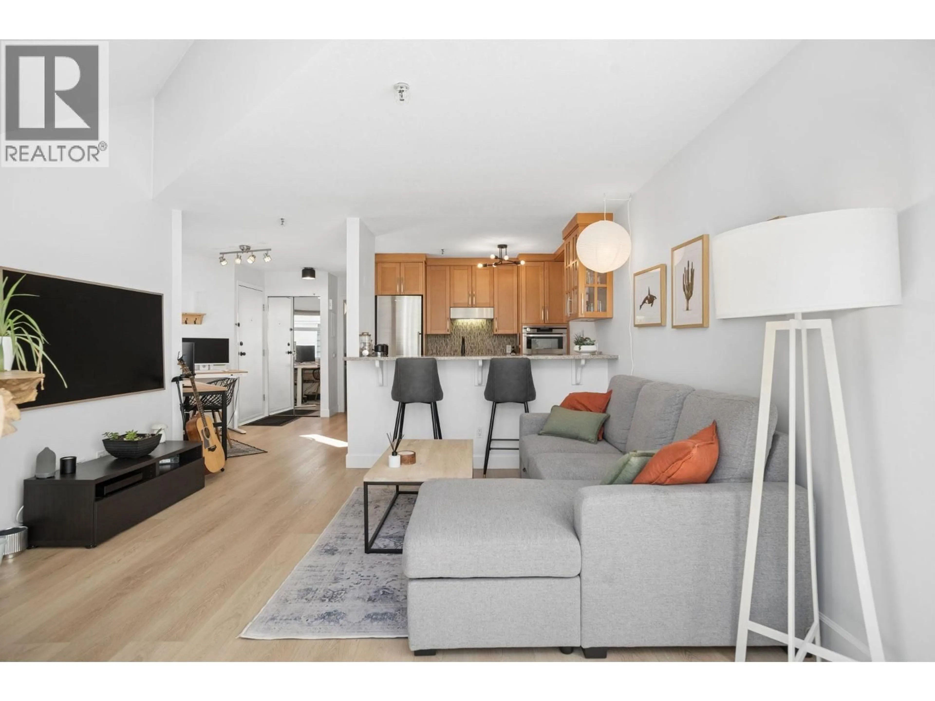 Living room with furniture, wood/laminate floor for 408 - 2020 8TH AVENUE, Vancouver British Columbia V6J1W5