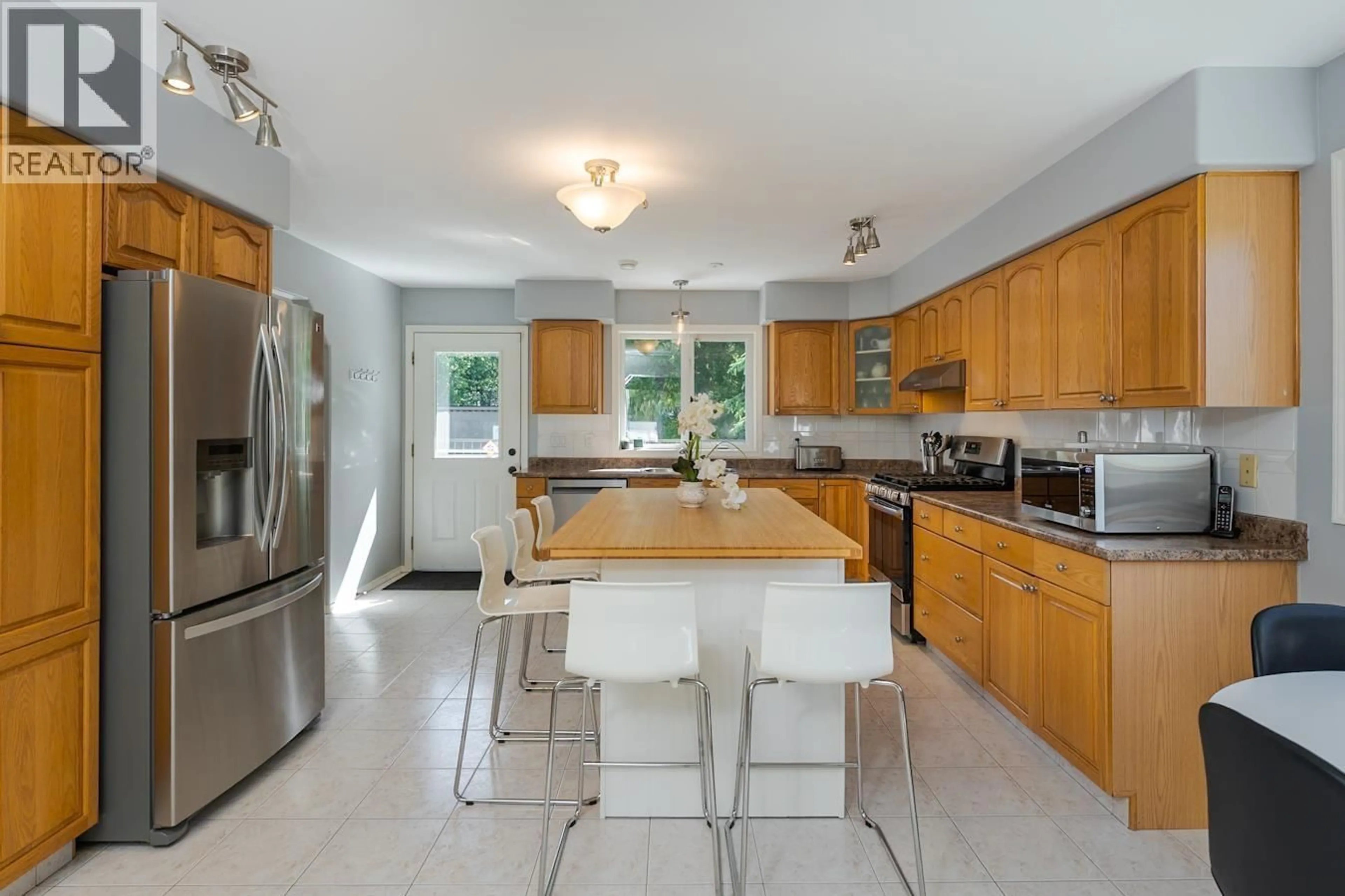 Open concept kitchen, ceramic/tile floor for 4076 EVA PLACE, Prince George British Columbia V2K4Z4