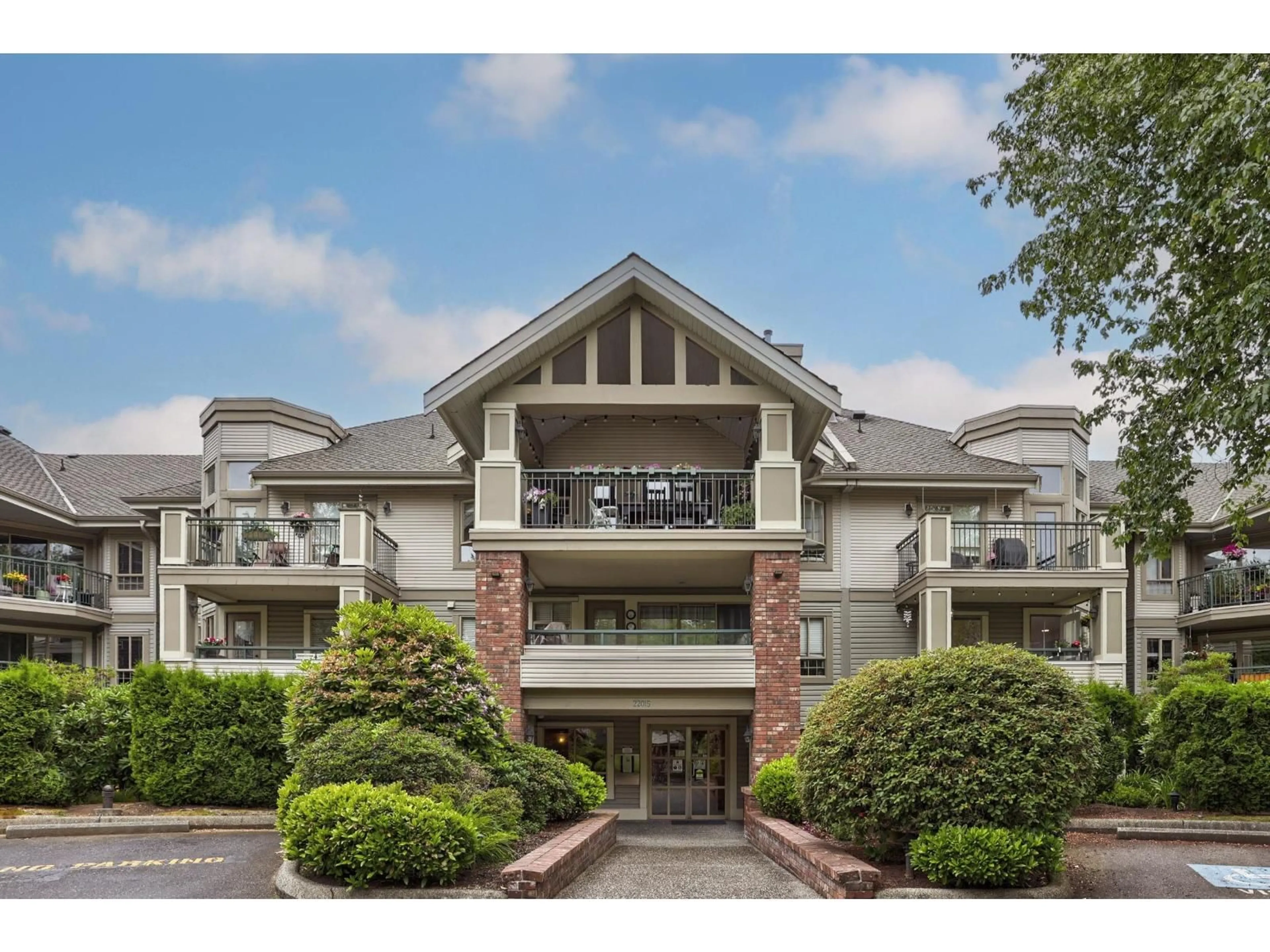 Indoor foyer for 221 - 22015 48 AVENUE, Langley British Columbia V3A8L3