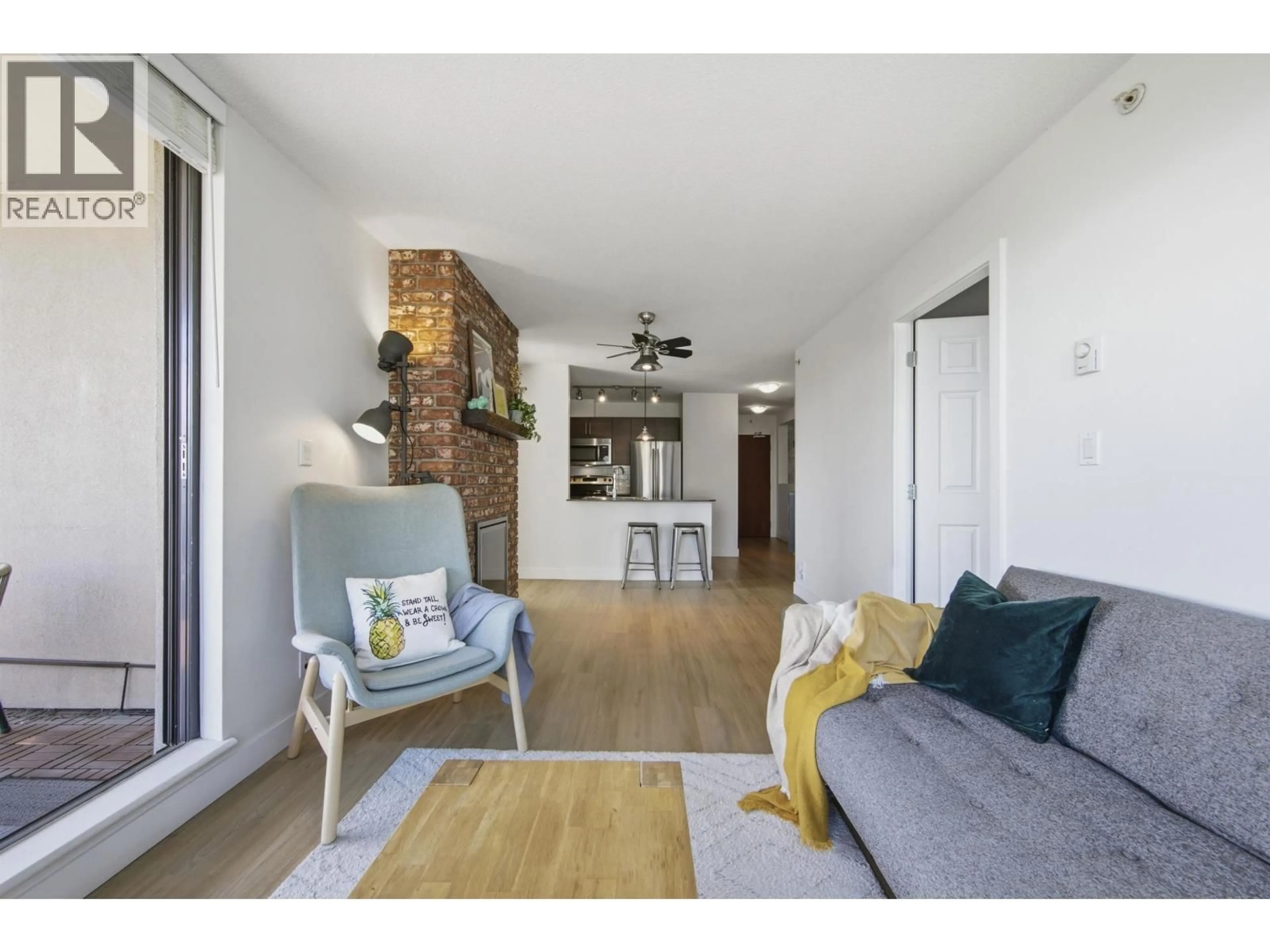 Living room with furniture, wood/laminate floor for 1007 - 833 AGNES STREET, New Westminster British Columbia V3M0B1