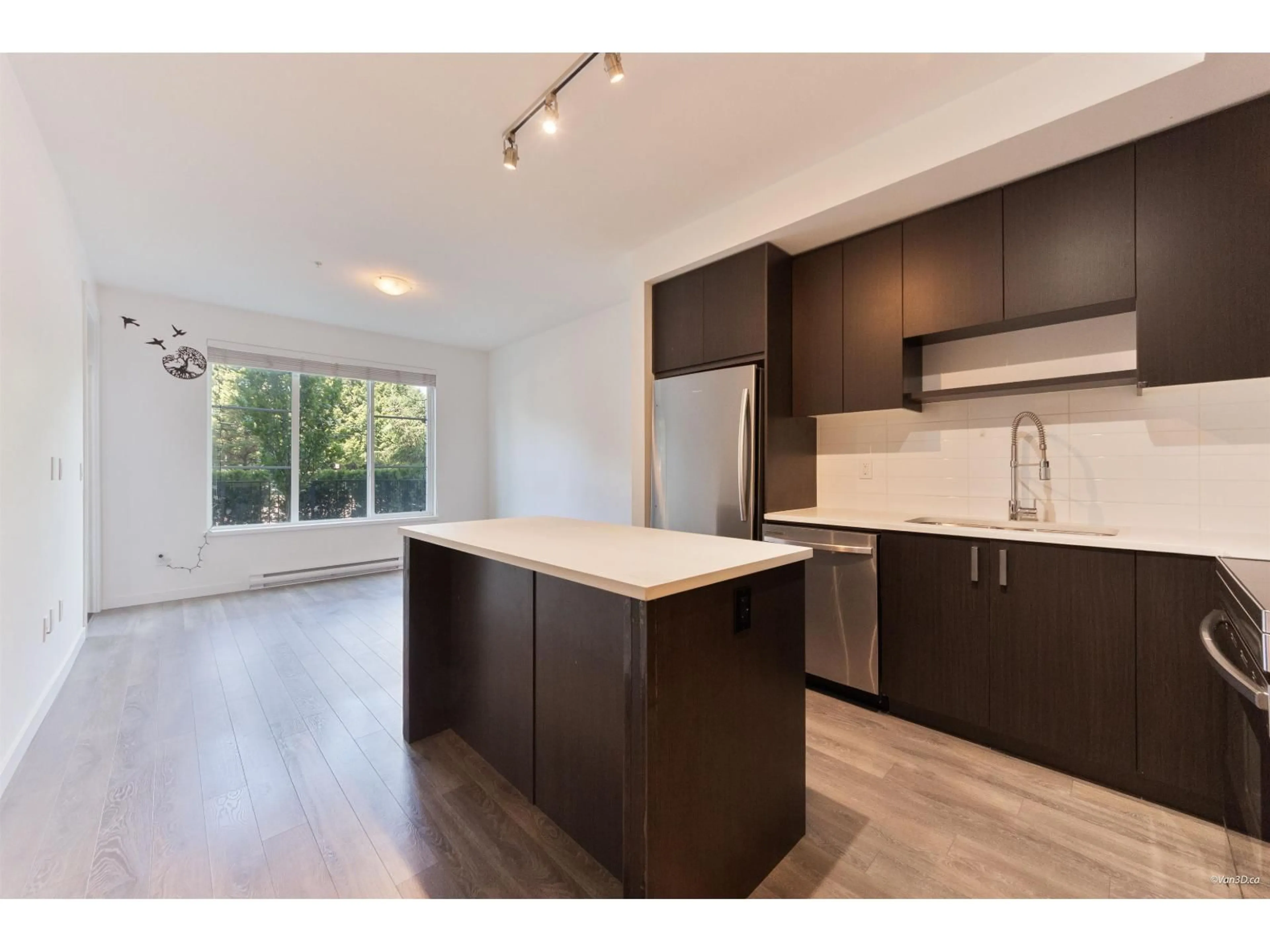 Open concept kitchen, wood/laminate floor for 103 - 13623 81A AVENUE, Surrey British Columbia V3W3N7