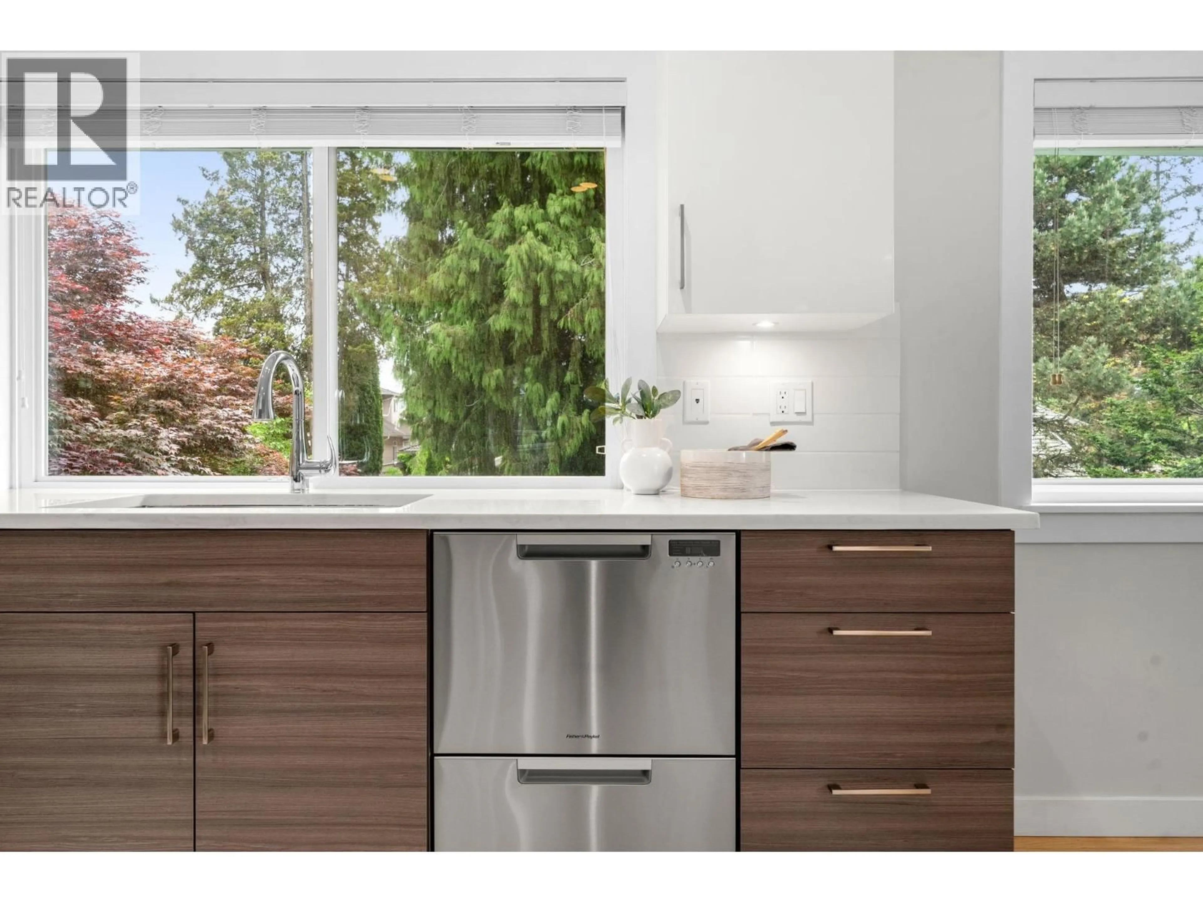 Contemporary kitchen, wood/laminate floor for 6235 ASHWORTH AVENUE, Burnaby British Columbia V5E3T8