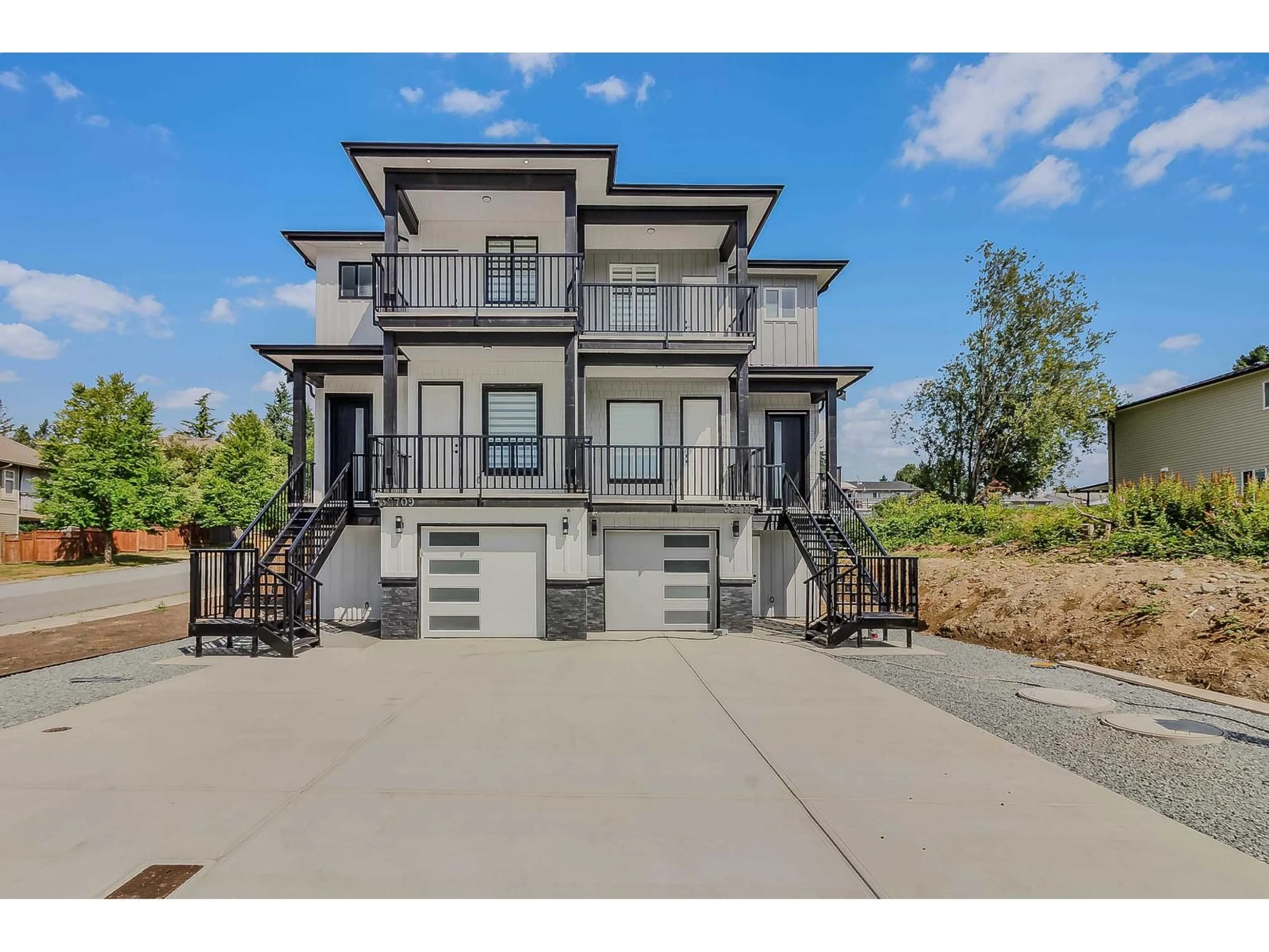 Home with vinyl exterior material, street for 32711 ANTELOPE AVENUE, Mission British Columbia V2V7A9