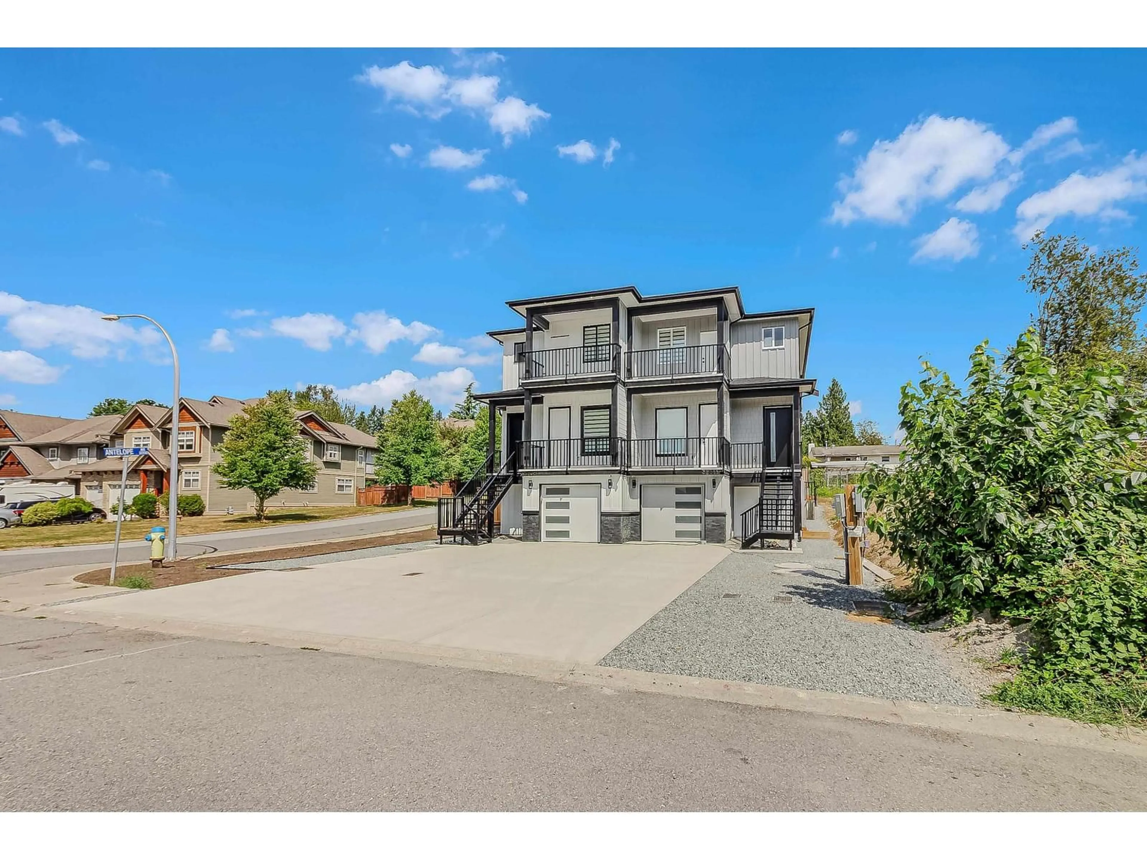 A pic from outside/outdoor area/front of a property/back of a property/a pic from drone, street for 32711 ANTELOPE AVENUE, Mission British Columbia V2V7A9