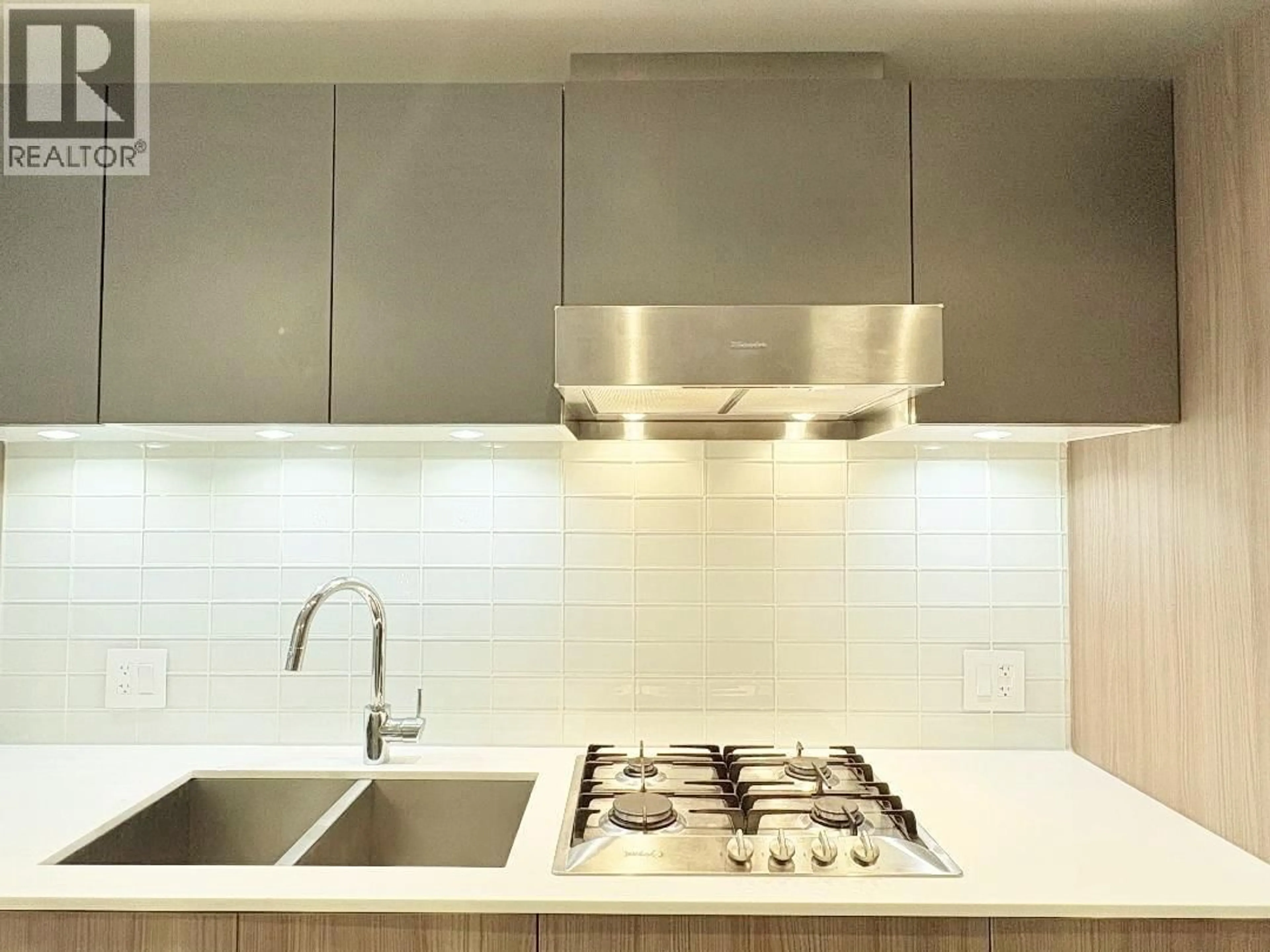 Contemporary kitchen, ceramic/tile floor for 522 - 2220 KINGSWAY, Vancouver British Columbia V5N2T7