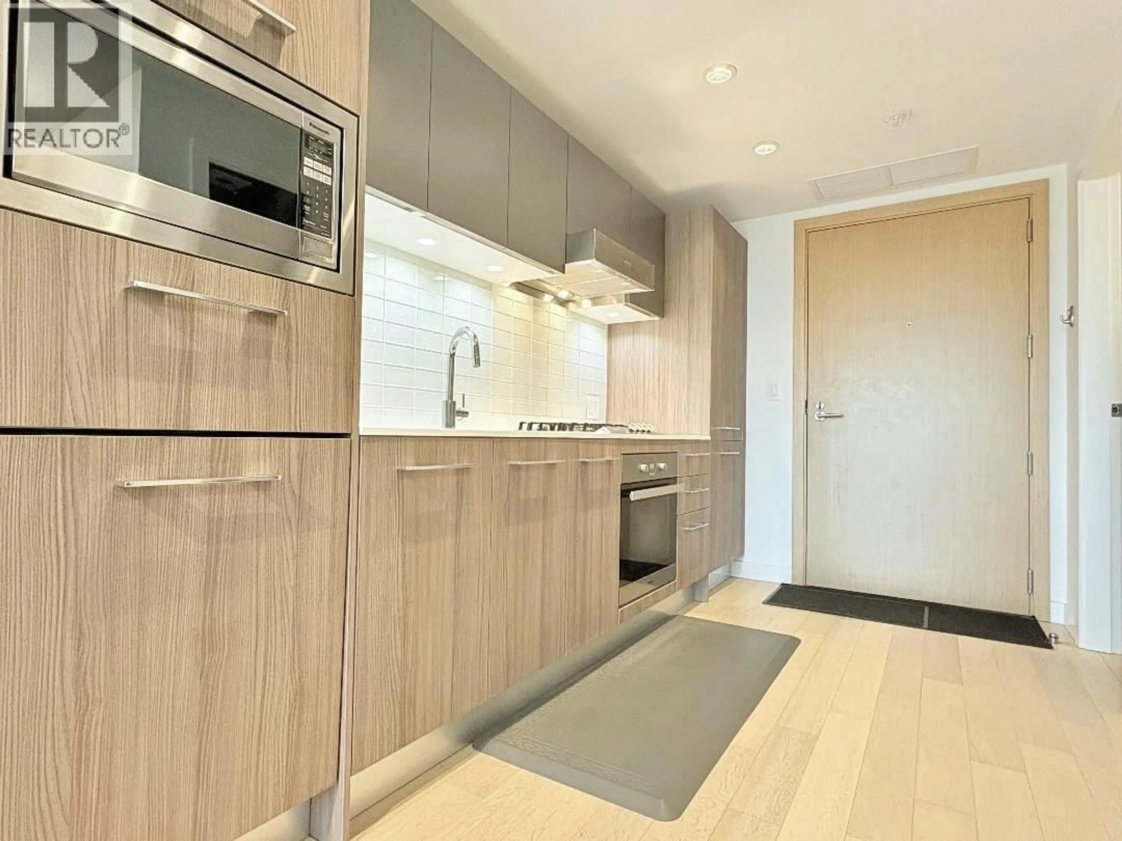 Standard kitchen, wood/laminate floor for 522 - 2220 KINGSWAY, Vancouver British Columbia V5N2T7