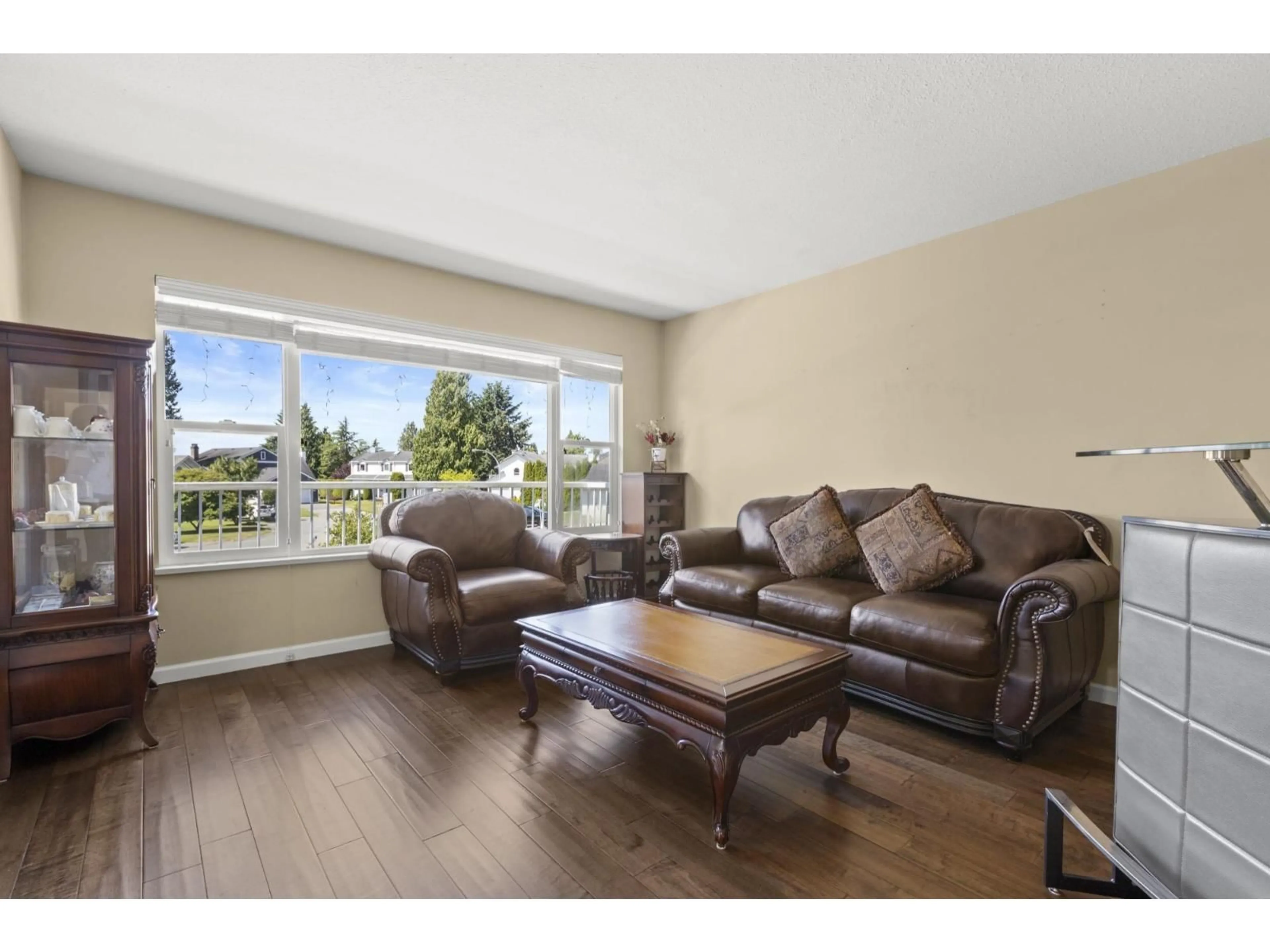 Living room with furniture, wood/laminate floor for 956 161A STREET, Surrey British Columbia V4A7W6