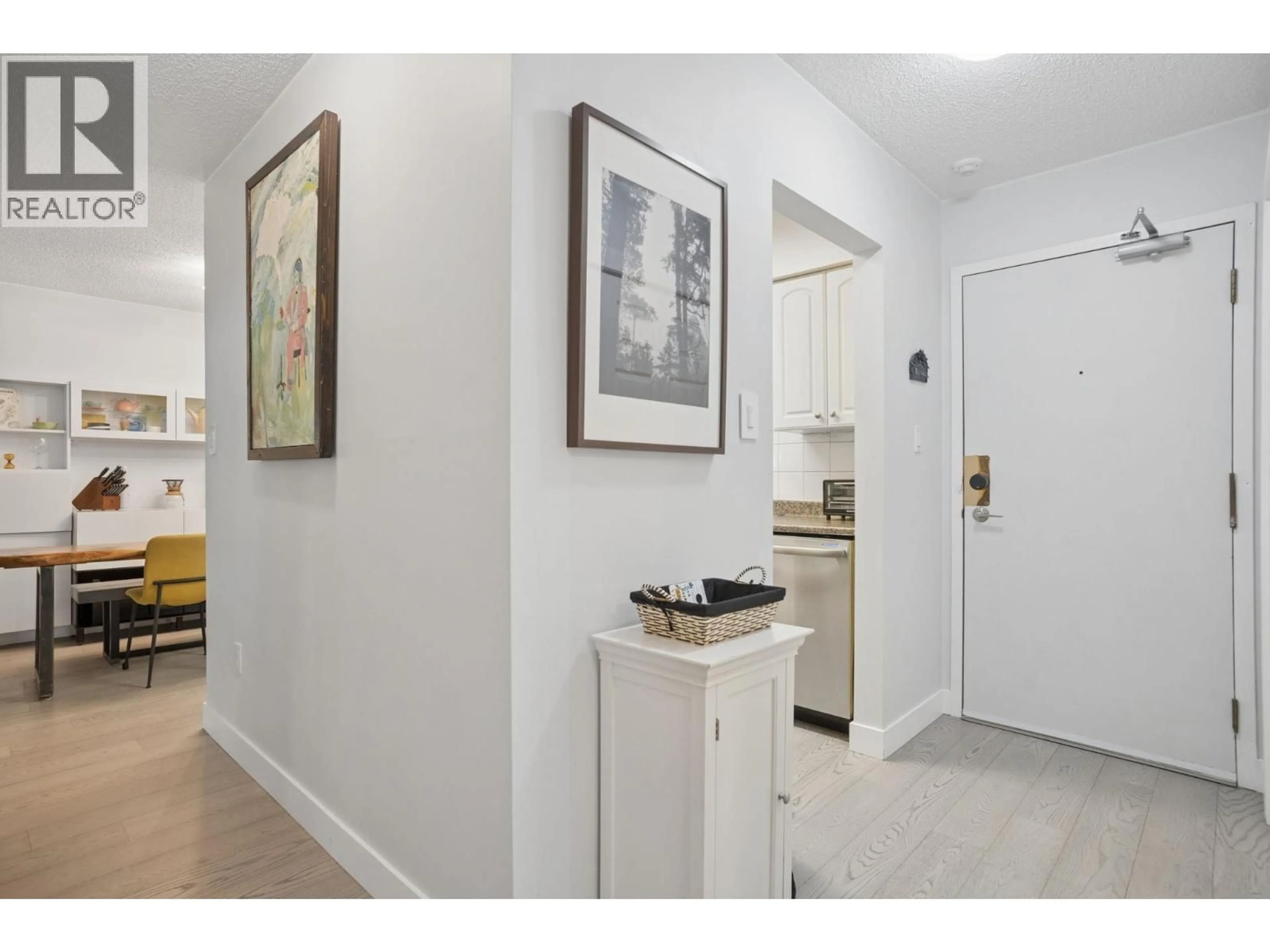 Indoor entryway for 112 - 550 ROYAL AVENUE, New Westminster British Columbia V3L5H9