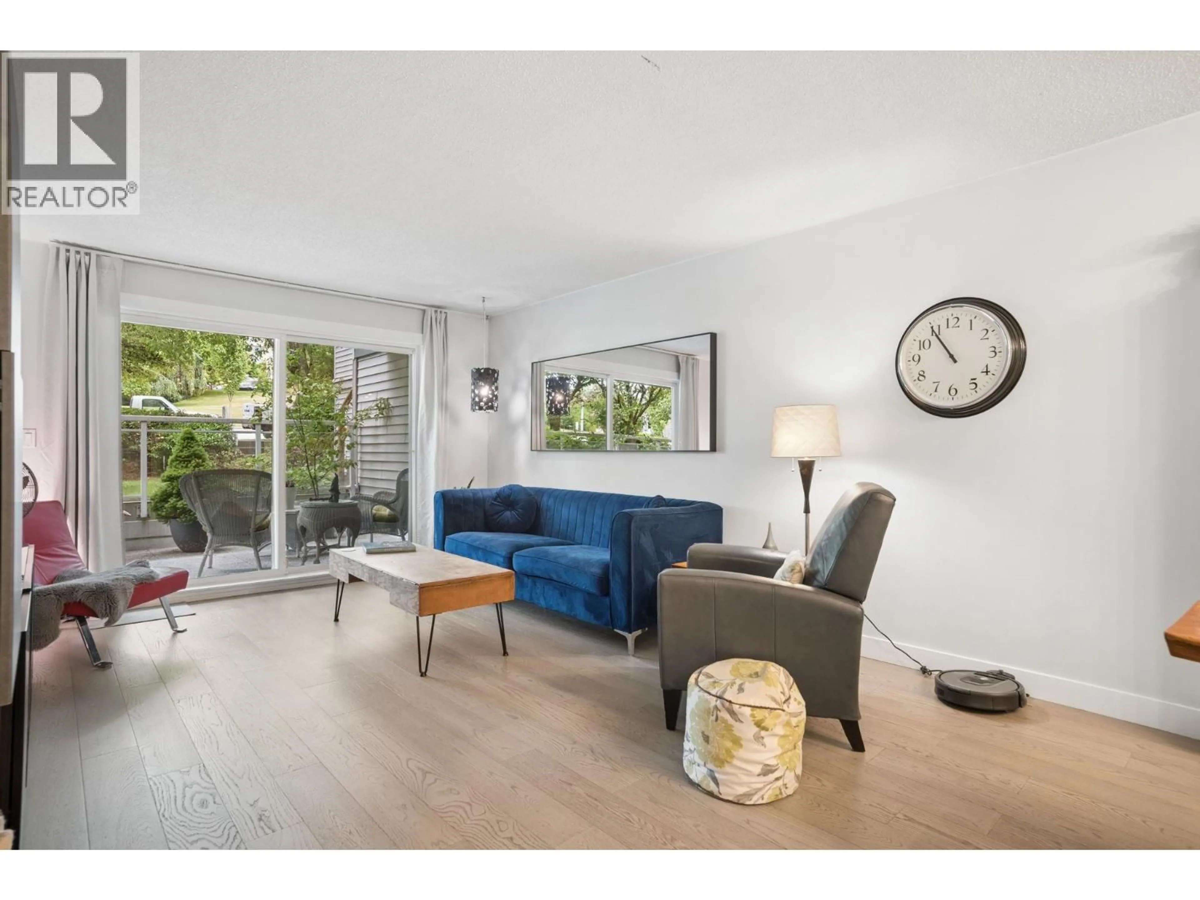 Living room with furniture, wood/laminate floor for 112 - 550 ROYAL AVENUE, New Westminster British Columbia V3L5H9