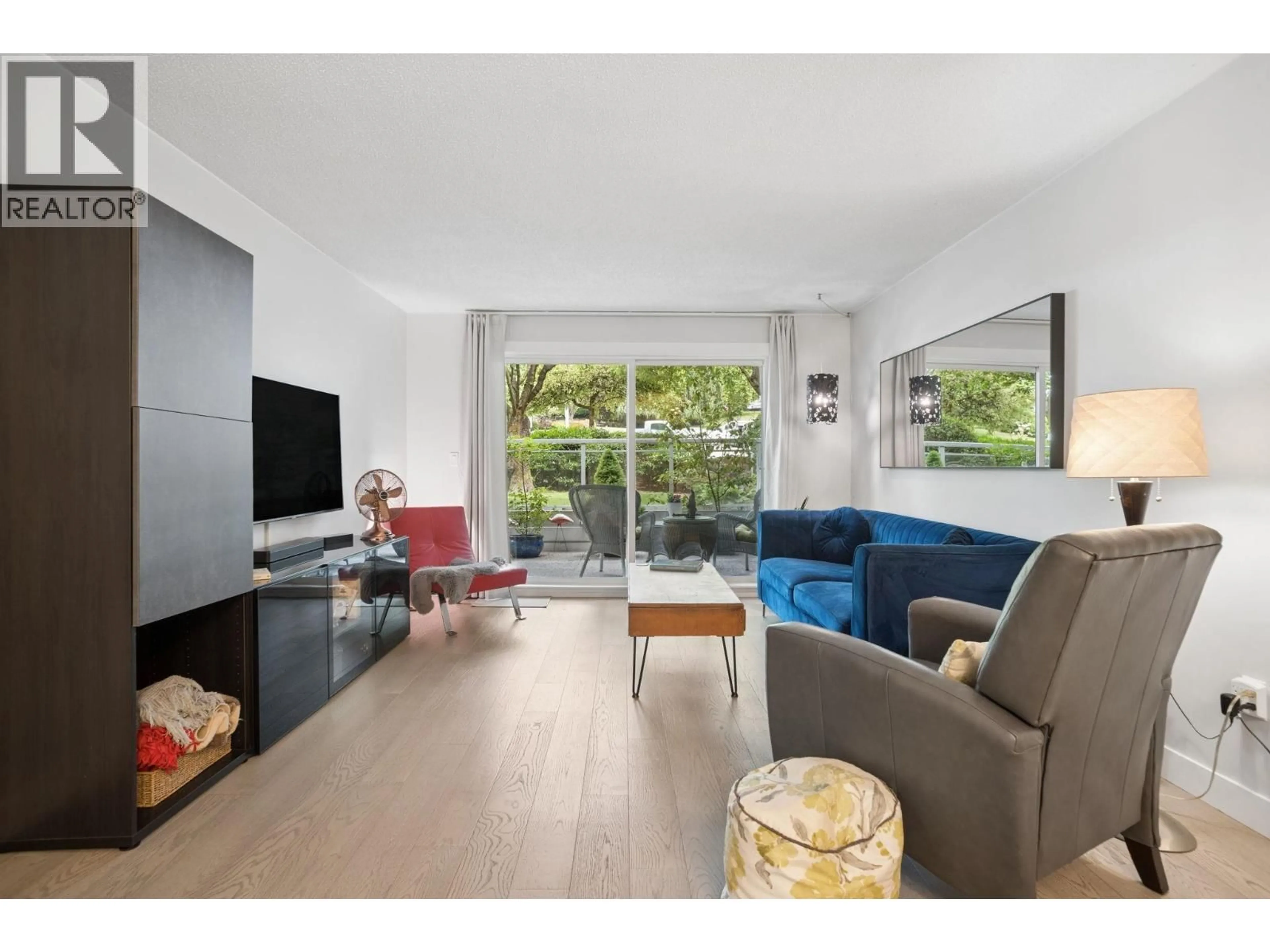 Living room with furniture, wood/laminate floor for 112 - 550 ROYAL AVENUE, New Westminster British Columbia V3L5H9