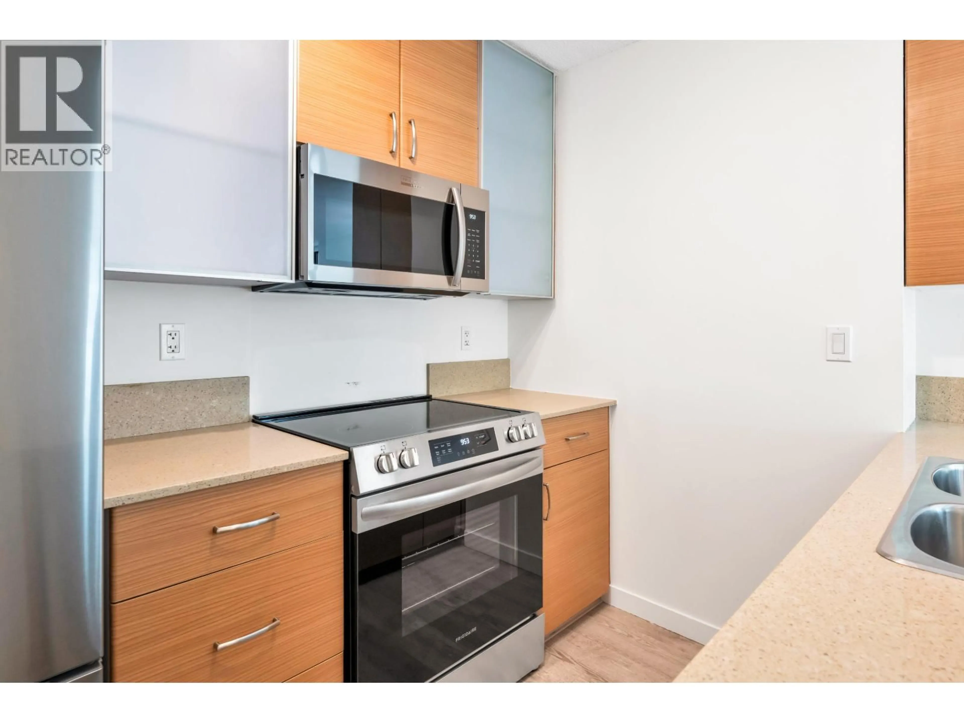 Standard kitchen, unknown for 1601 - 928 HOMER STREET, Vancouver British Columbia V6B1T7