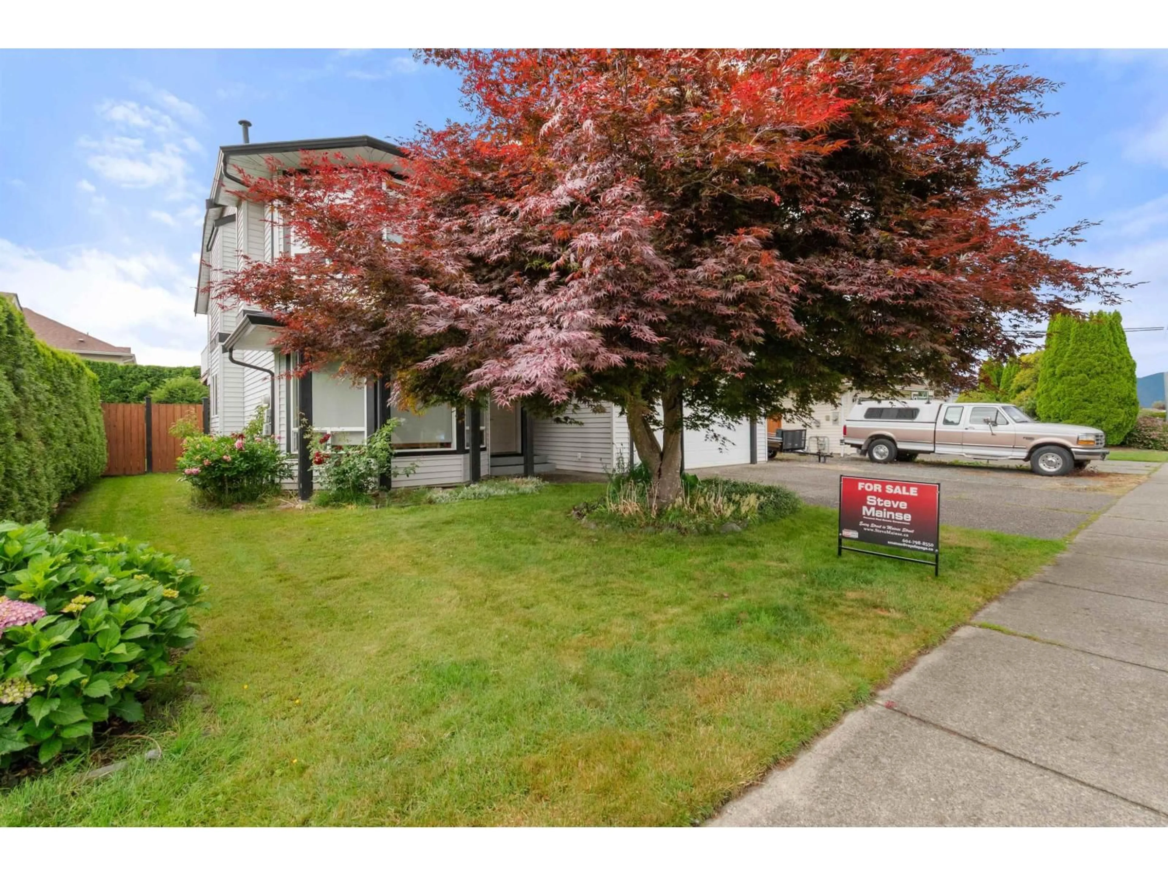 A pic from outside/outdoor area/front of a property/back of a property/a pic from drone, street for 7285 MEADOWLARK STREET, Chilliwack British Columbia V2R2X1