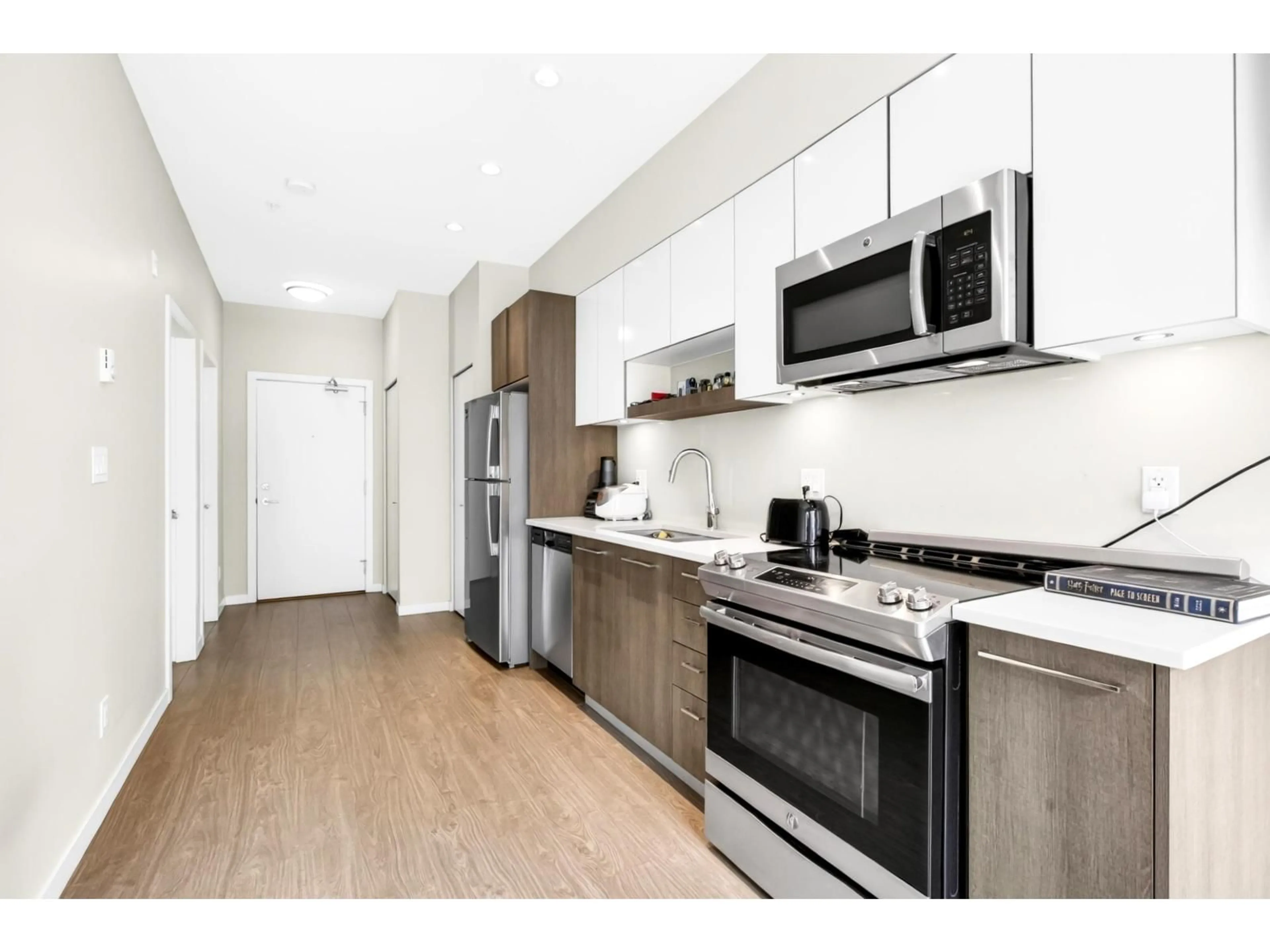 Standard kitchen, wood/laminate floor for 523 - 13768 108 AVENUE, Surrey British Columbia V3T0L9