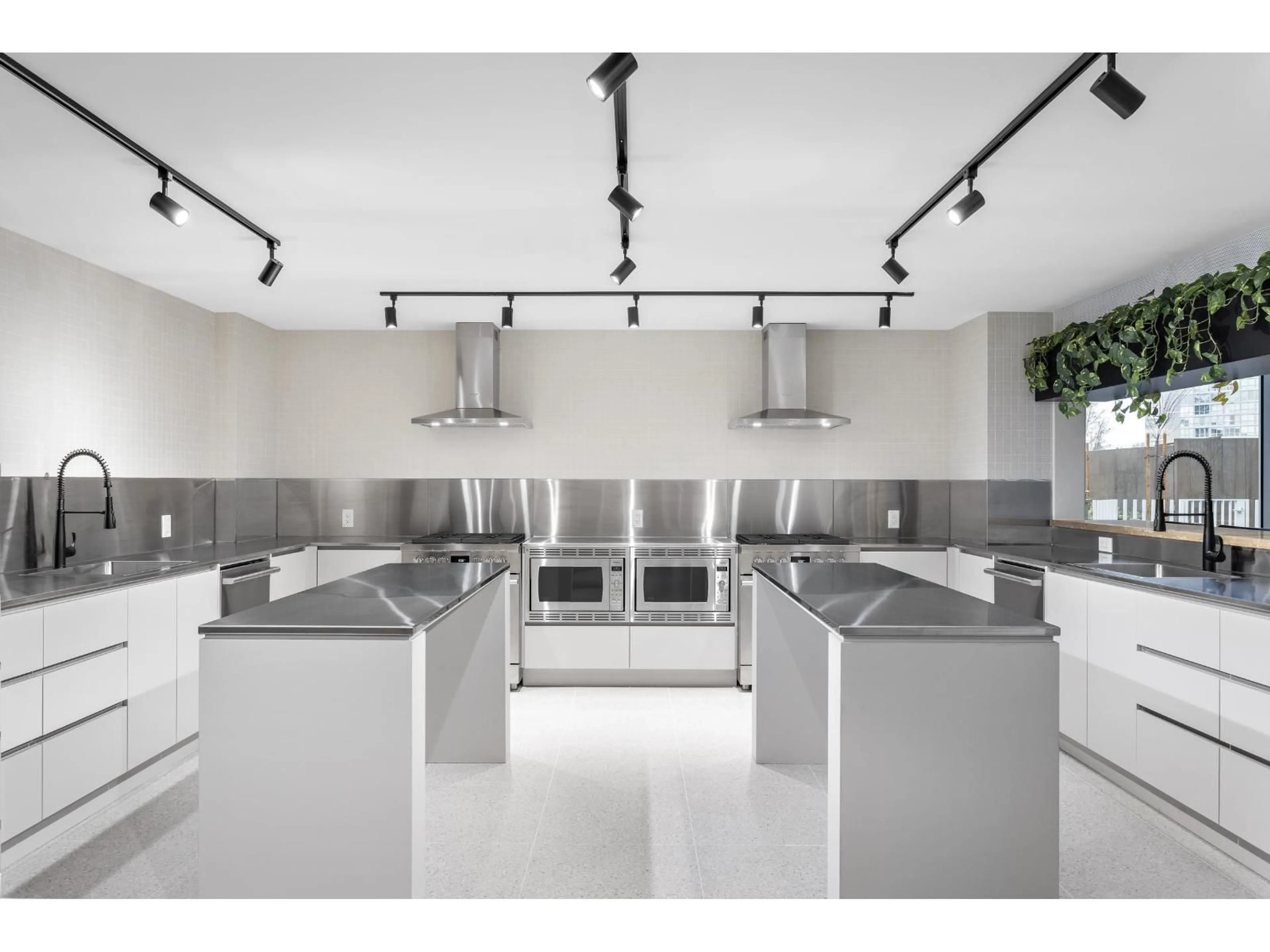 Kitchen with laundary machines, unknown for 1305 - 13573 98A AVENUE, Surrey British Columbia V3T0X1