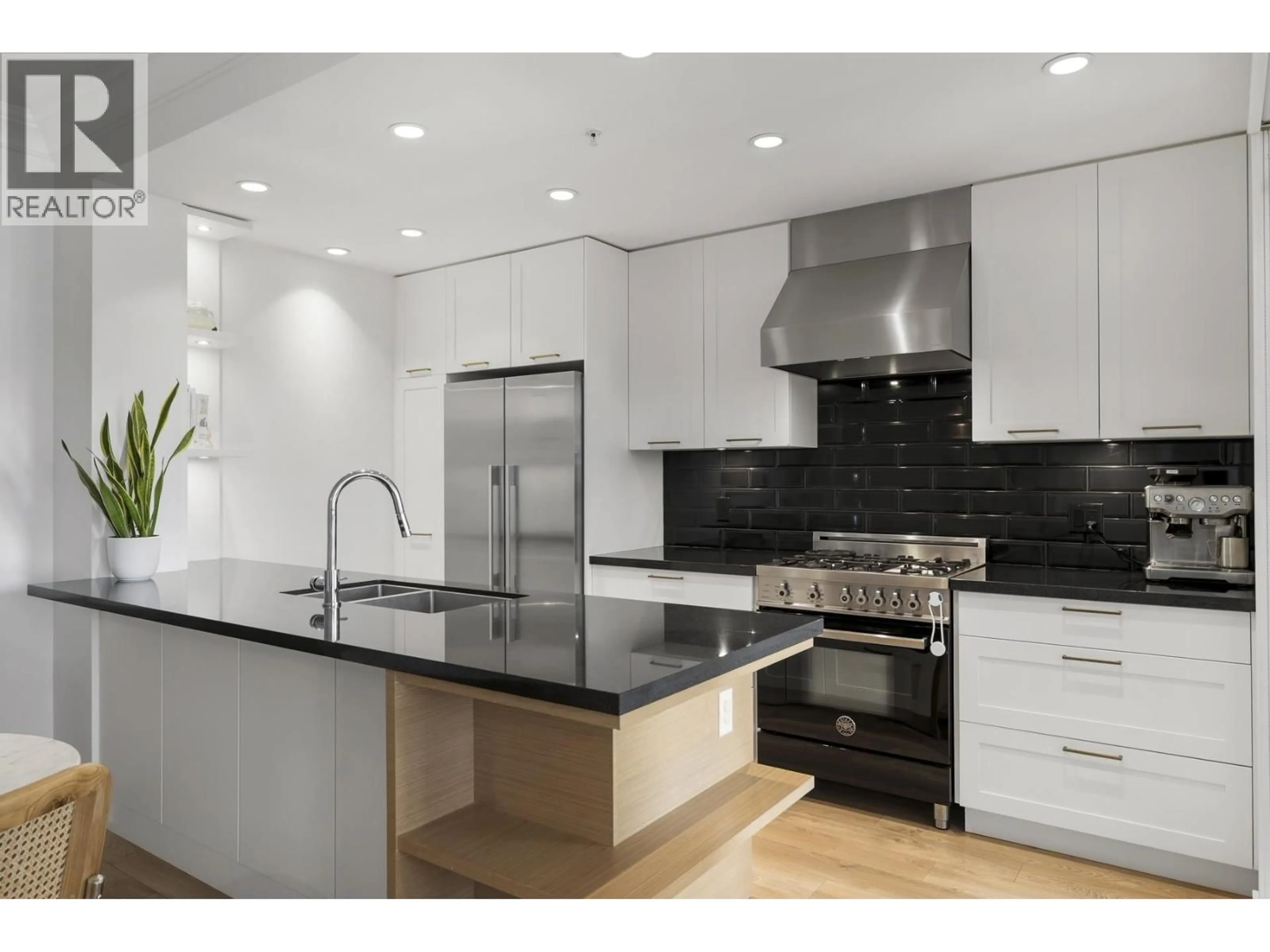 Contemporary kitchen, unknown for 308 - 168 35TH AVENUE, Vancouver British Columbia V5W1A6