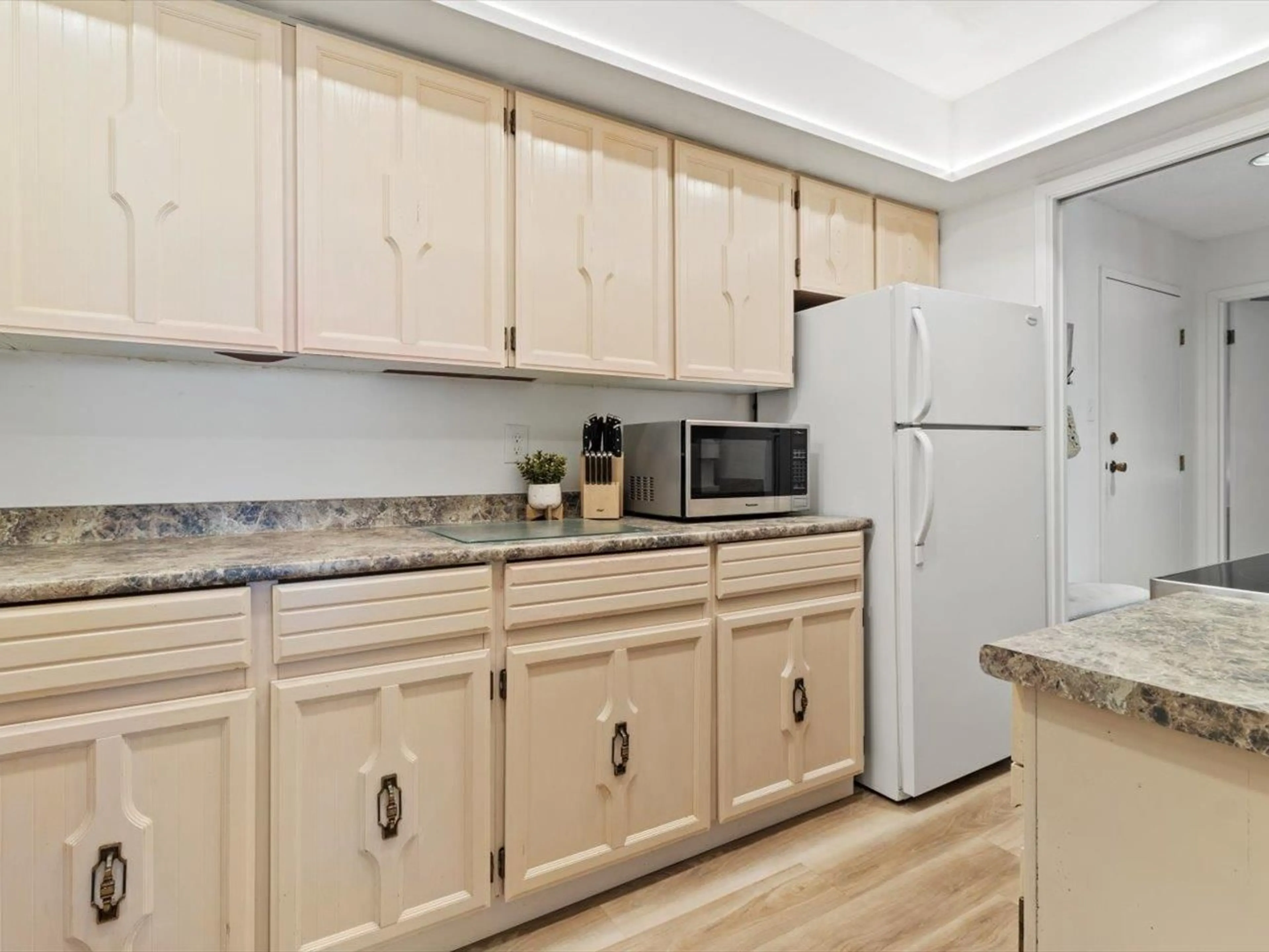 Standard kitchen, unknown for 302 - 1379 MERKLIN STREET, White Rock British Columbia V4B4C2
