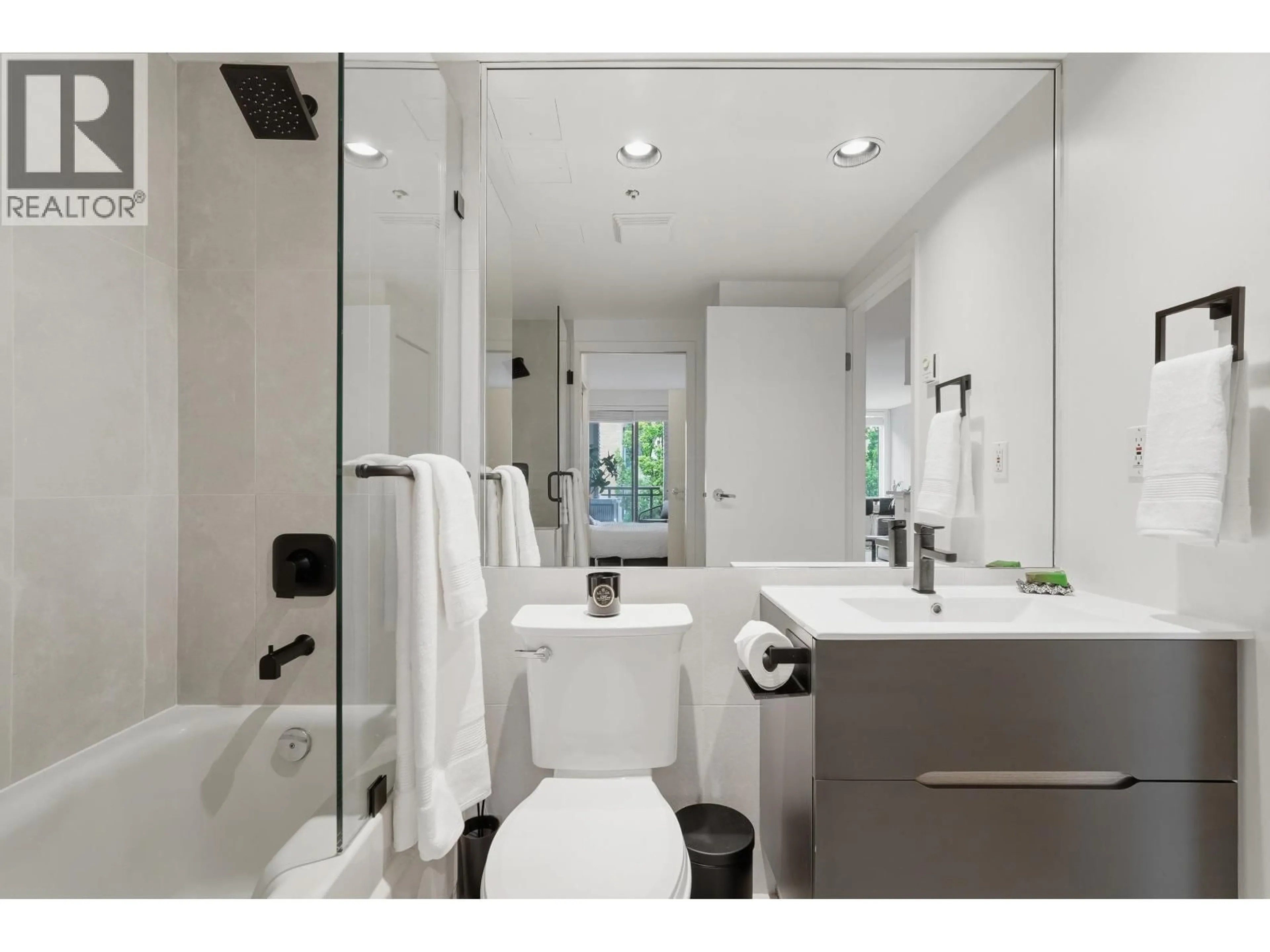 Contemporary bathroom, ceramic/tile floor for 303 - 1888 YORK AVENUE, Vancouver British Columbia V6J5H8