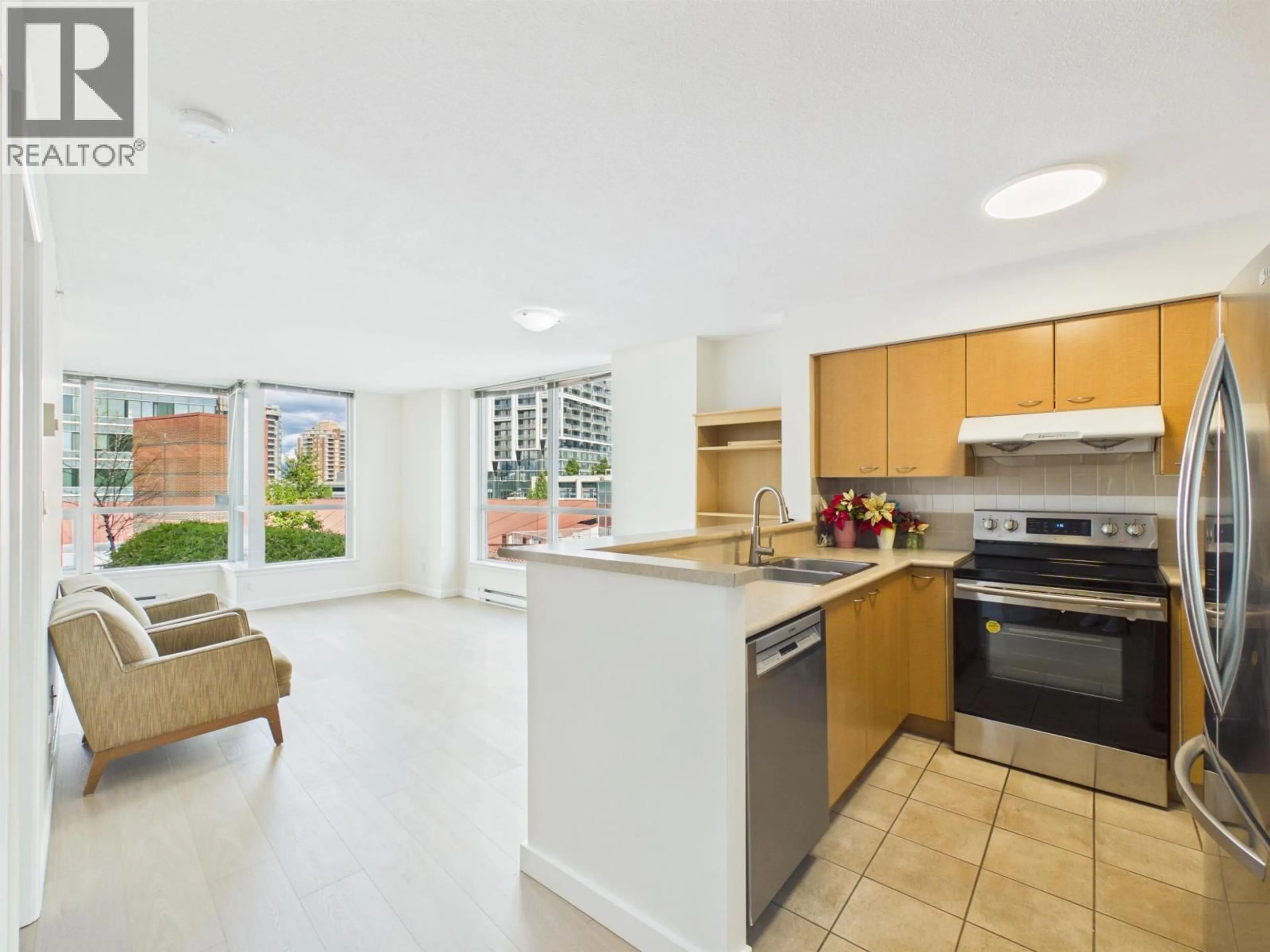 Open concept kitchen, ceramic/tile floor for 611 - 6028 WILLINGDON, Burnaby British Columbia V5H4V1
