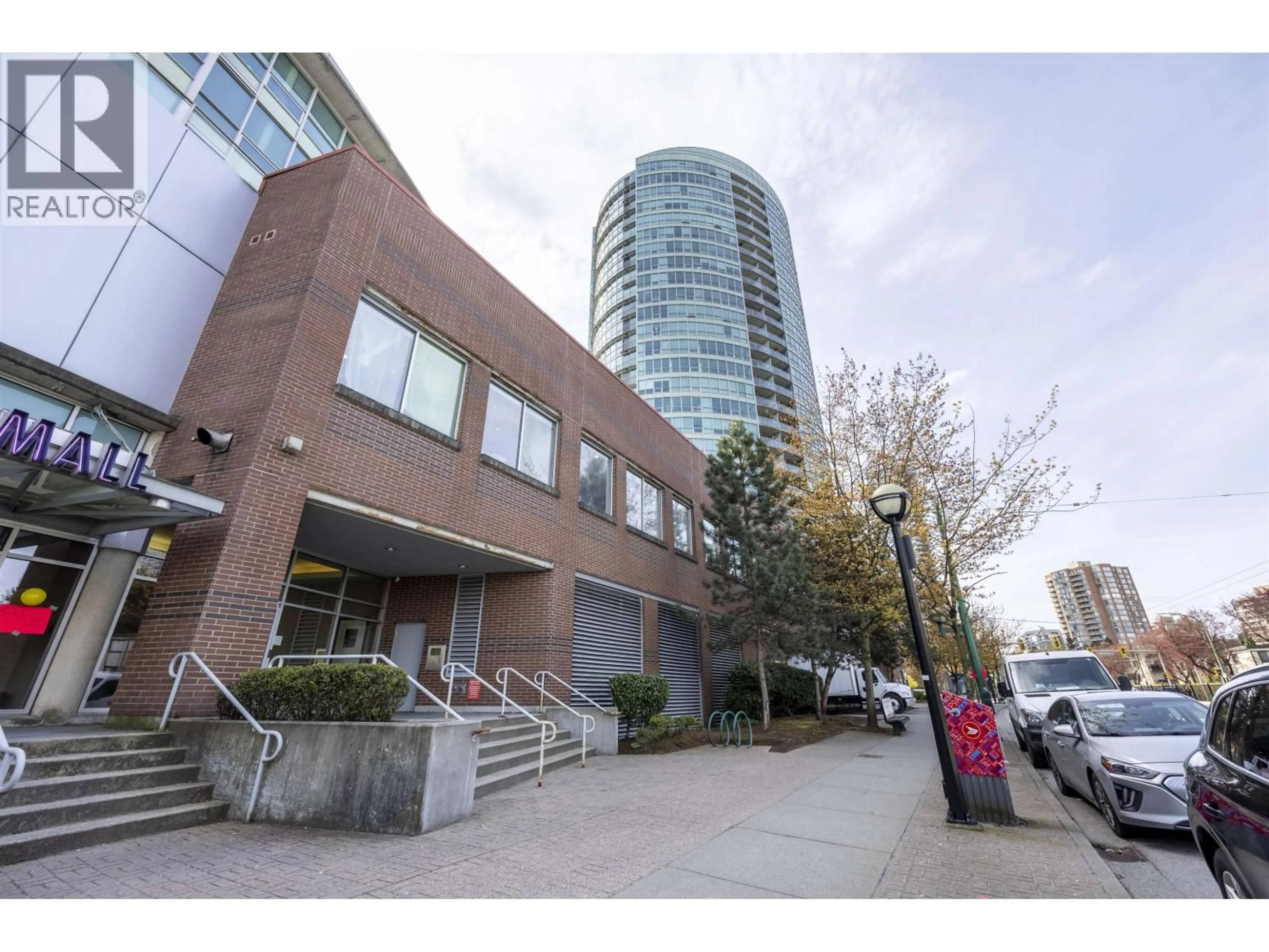 Indoor foyer for 611 - 6028 WILLINGDON, Burnaby British Columbia V5H4V1