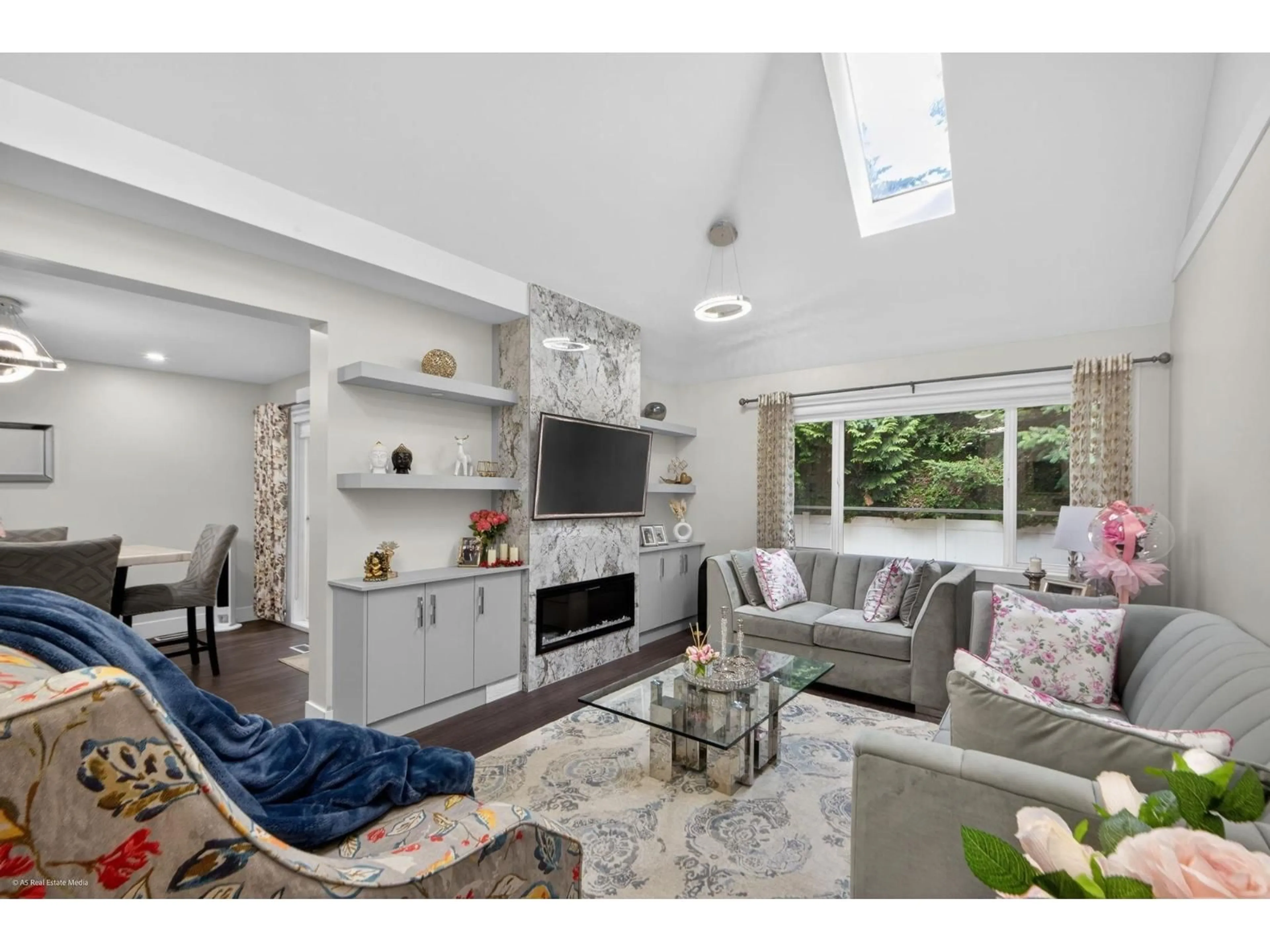 Living room with furniture, unknown for 2 - 13918 58 AVENUE, Surrey British Columbia V3X3N8