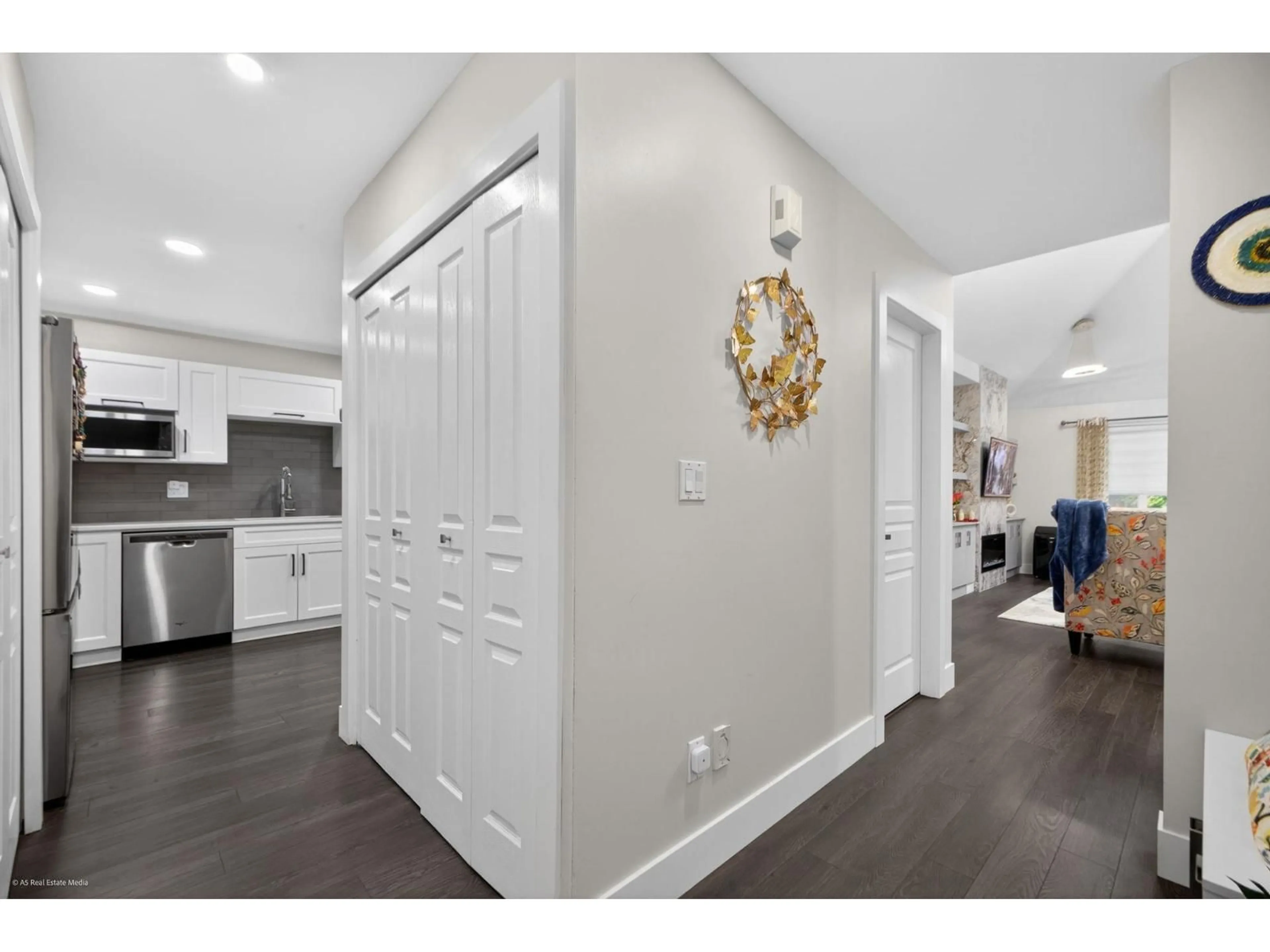 Indoor entryway for 2 - 13918 58 AVENUE, Surrey British Columbia V3X3N8