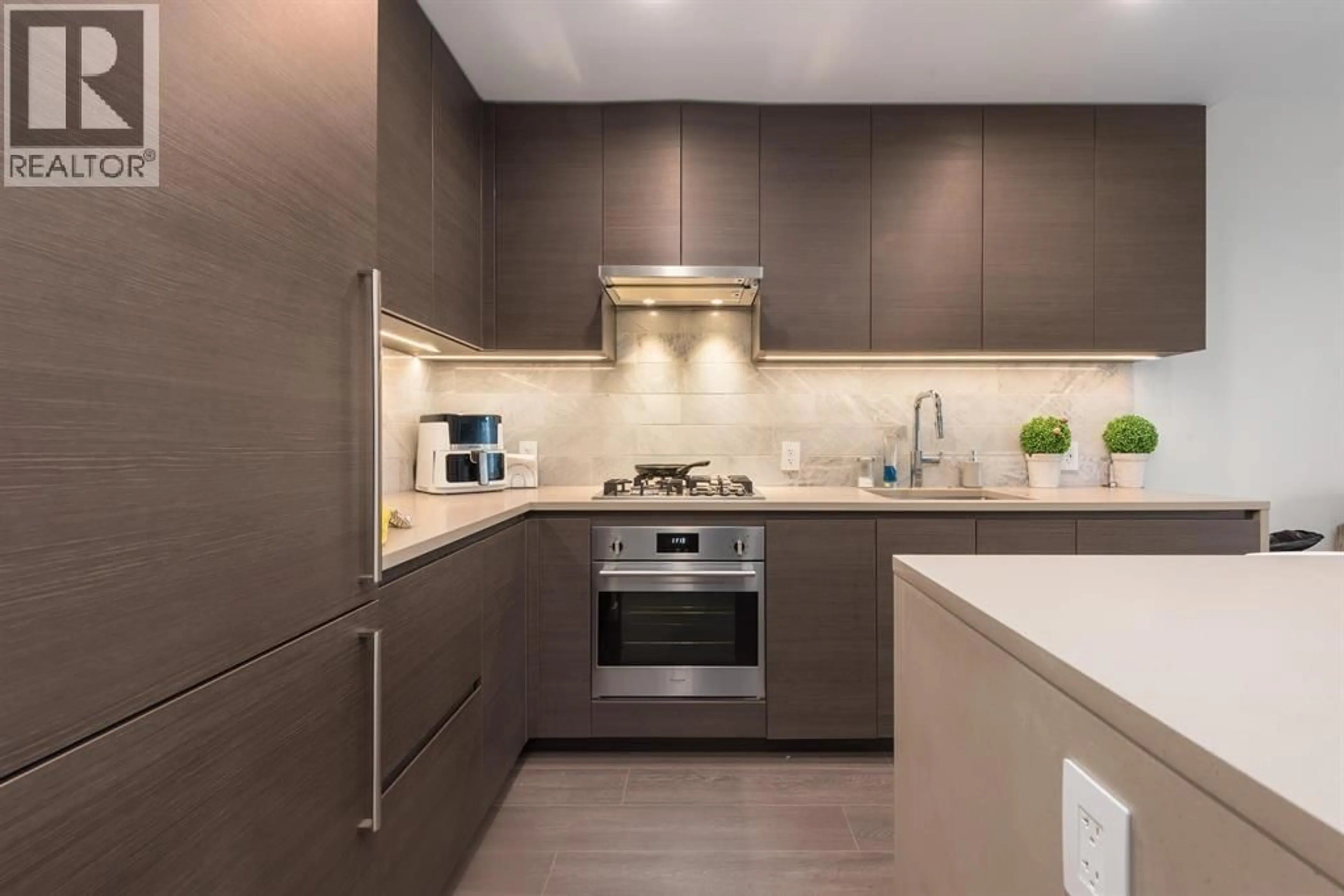 Contemporary kitchen, unknown for 3603 - 2186 GILMORE AVENUE, Burnaby British Columbia V5C0N7