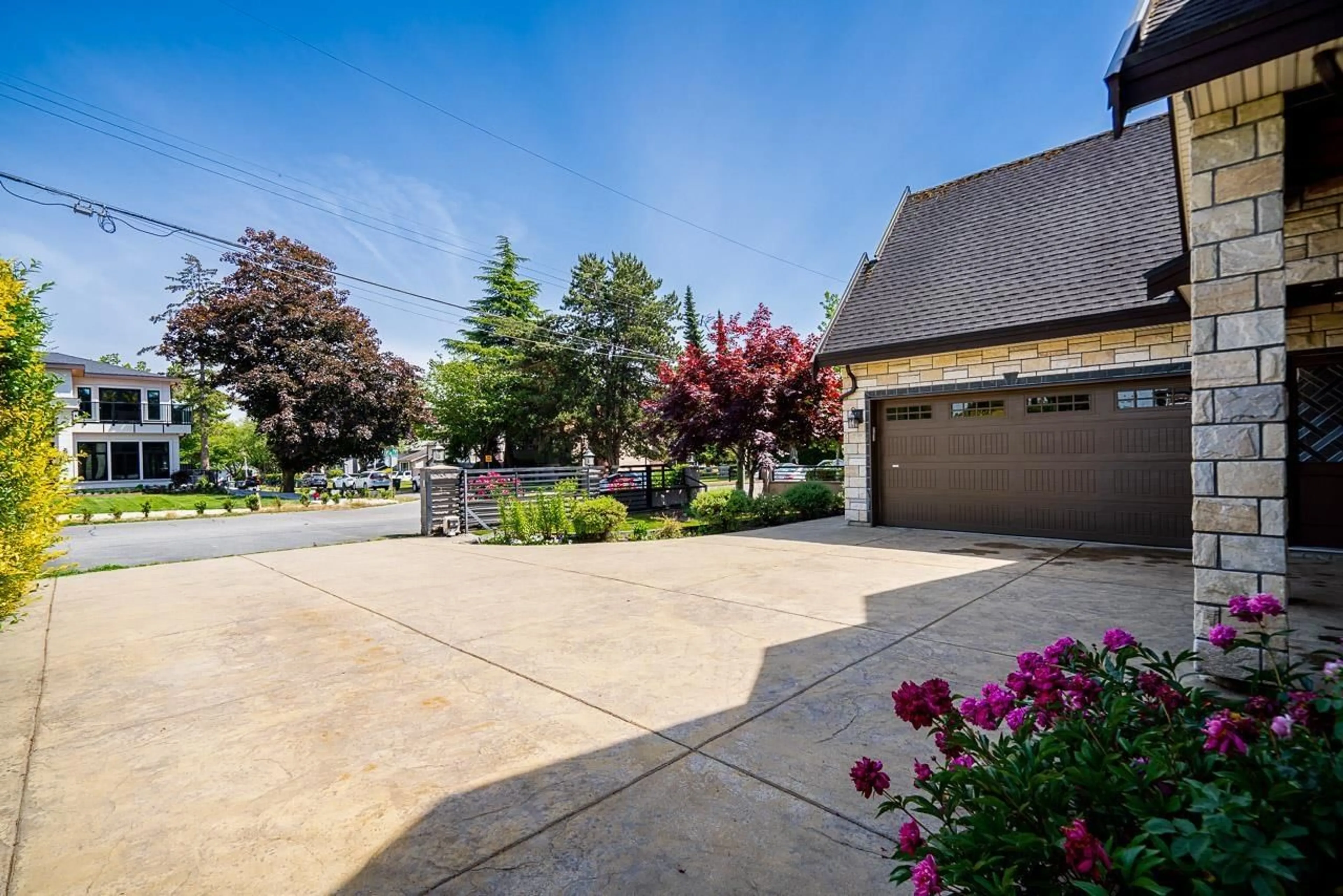 A pic from outside/outdoor area/front of a property/back of a property/a pic from drone, street for 6751 135 STREET, Surrey British Columbia V3W4W4