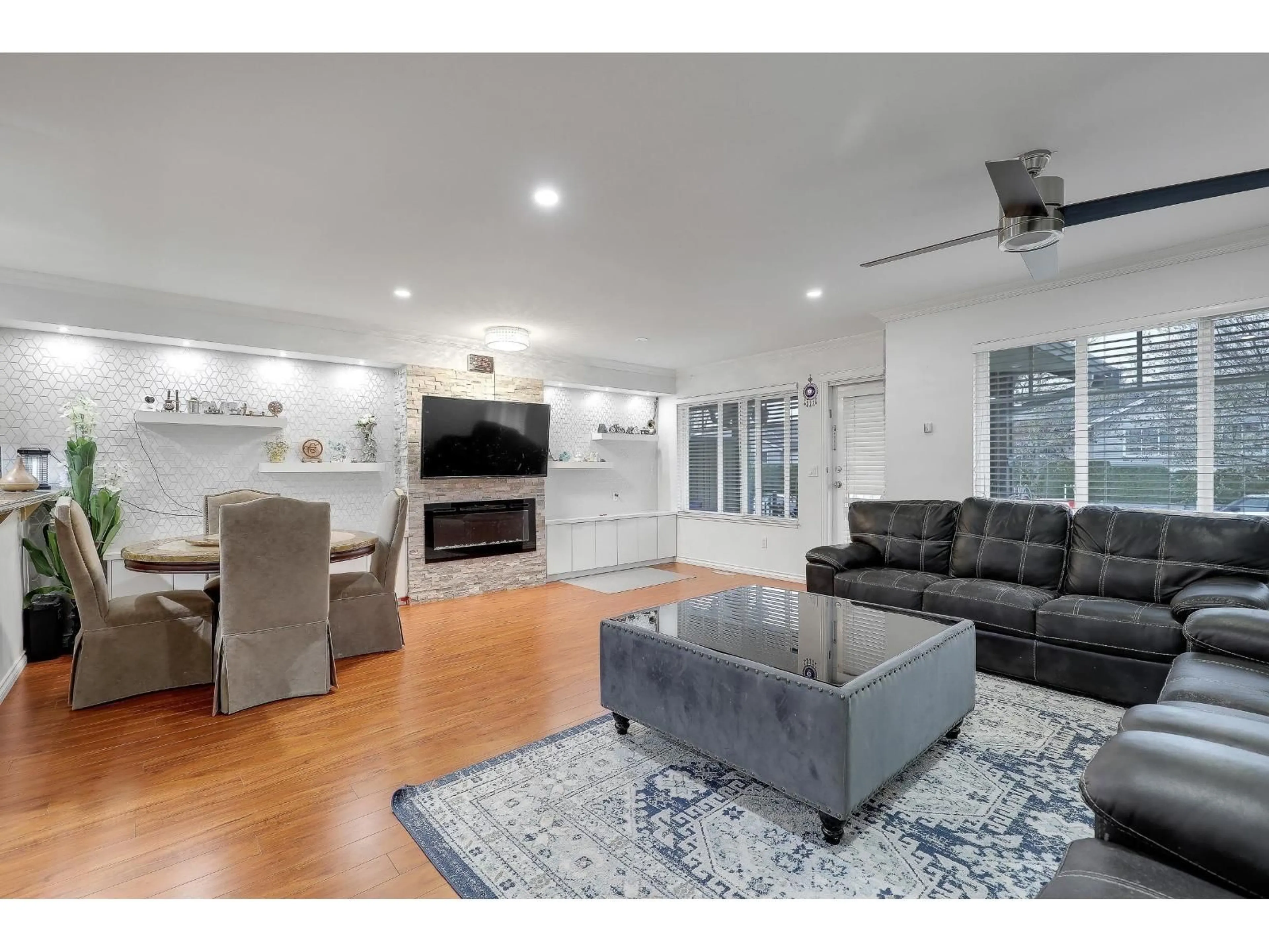 Living room with furniture, unknown for 132 - 12040 68 AVENUE, Surrey British Columbia V3W1P5