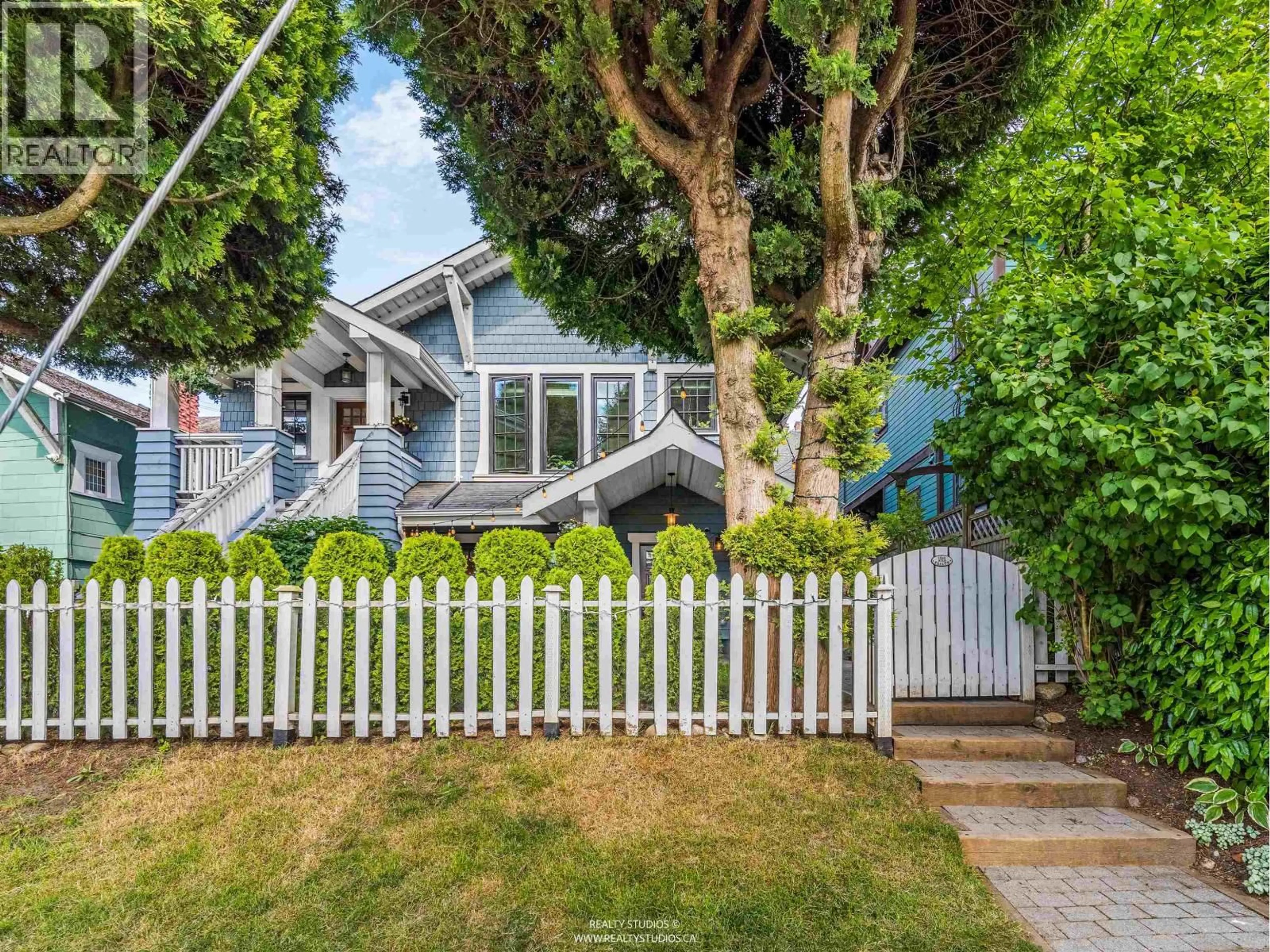 A pic from outside/outdoor area/front of a property/back of a property/a pic from drone, street for 436 LAKEWOOD DRIVE, Vancouver British Columbia V5L4L7