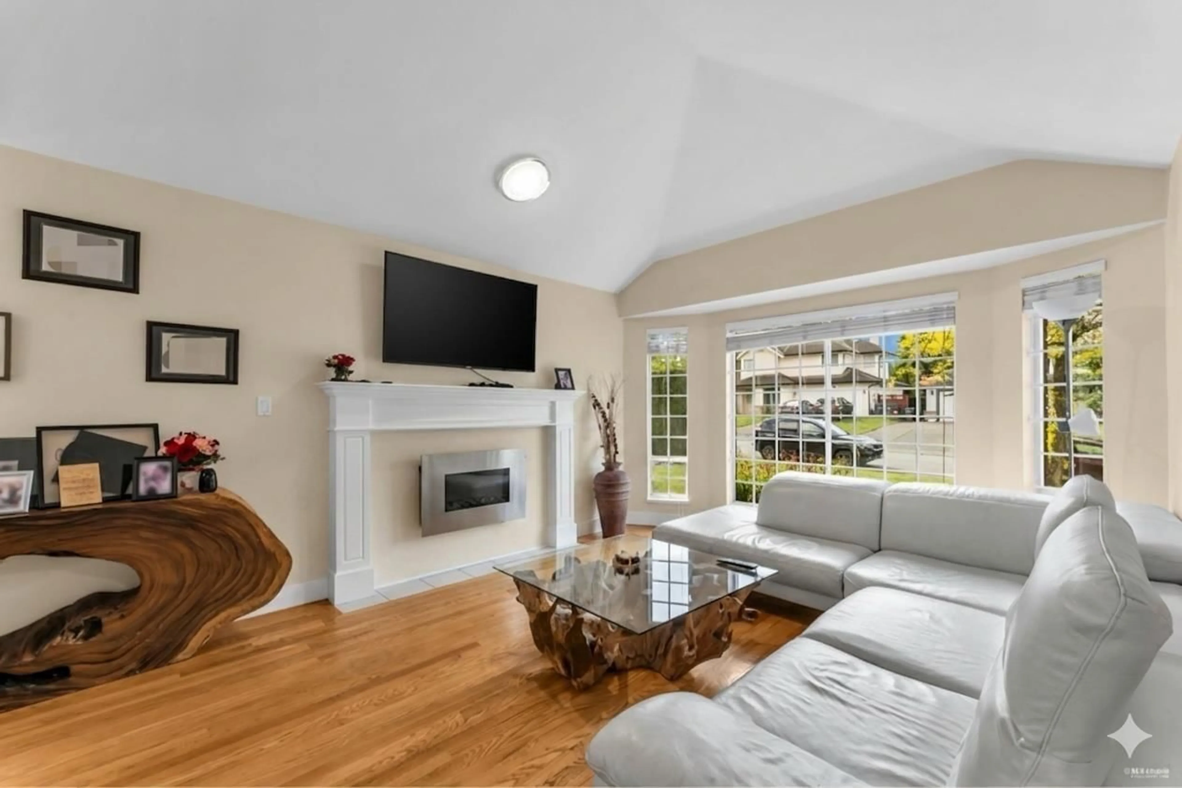 Living room with furniture, unknown for 15295 111A AVENUE, Surrey British Columbia V3R0G4