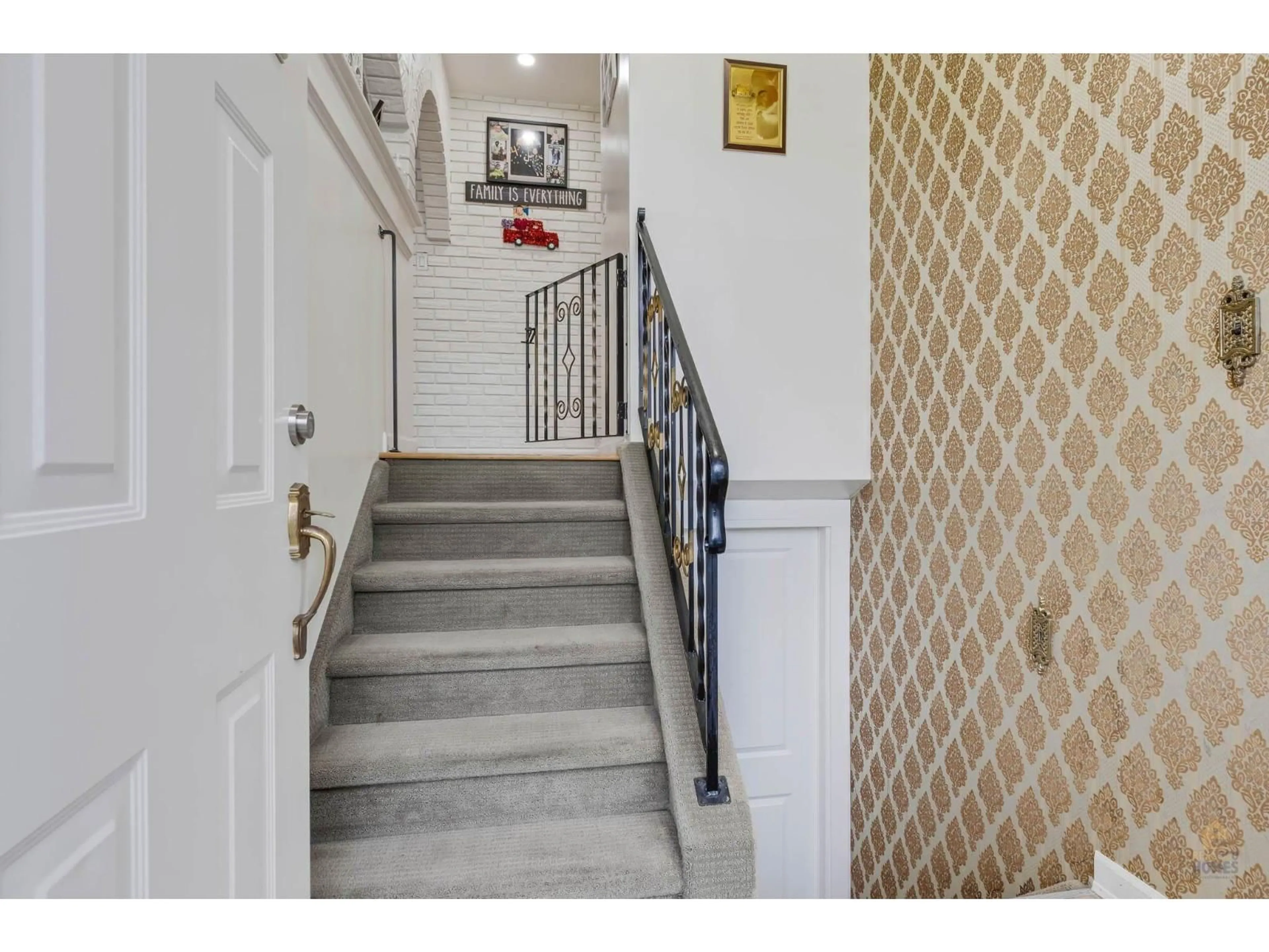 Indoor foyer for 11032 86A AVENUE, Delta British Columbia V4C2Y2