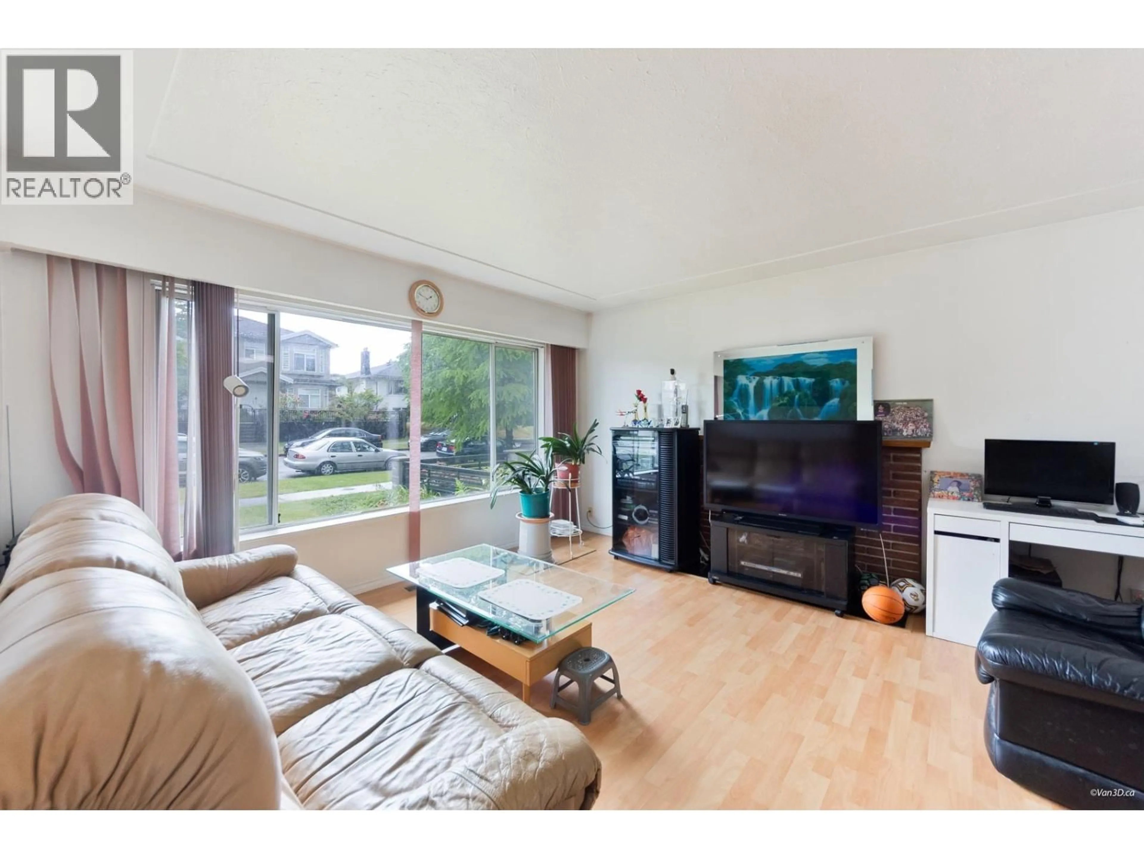Living room with furniture, wood/laminate floor for 3185 16TH AVENUE, Vancouver British Columbia V5M2M7