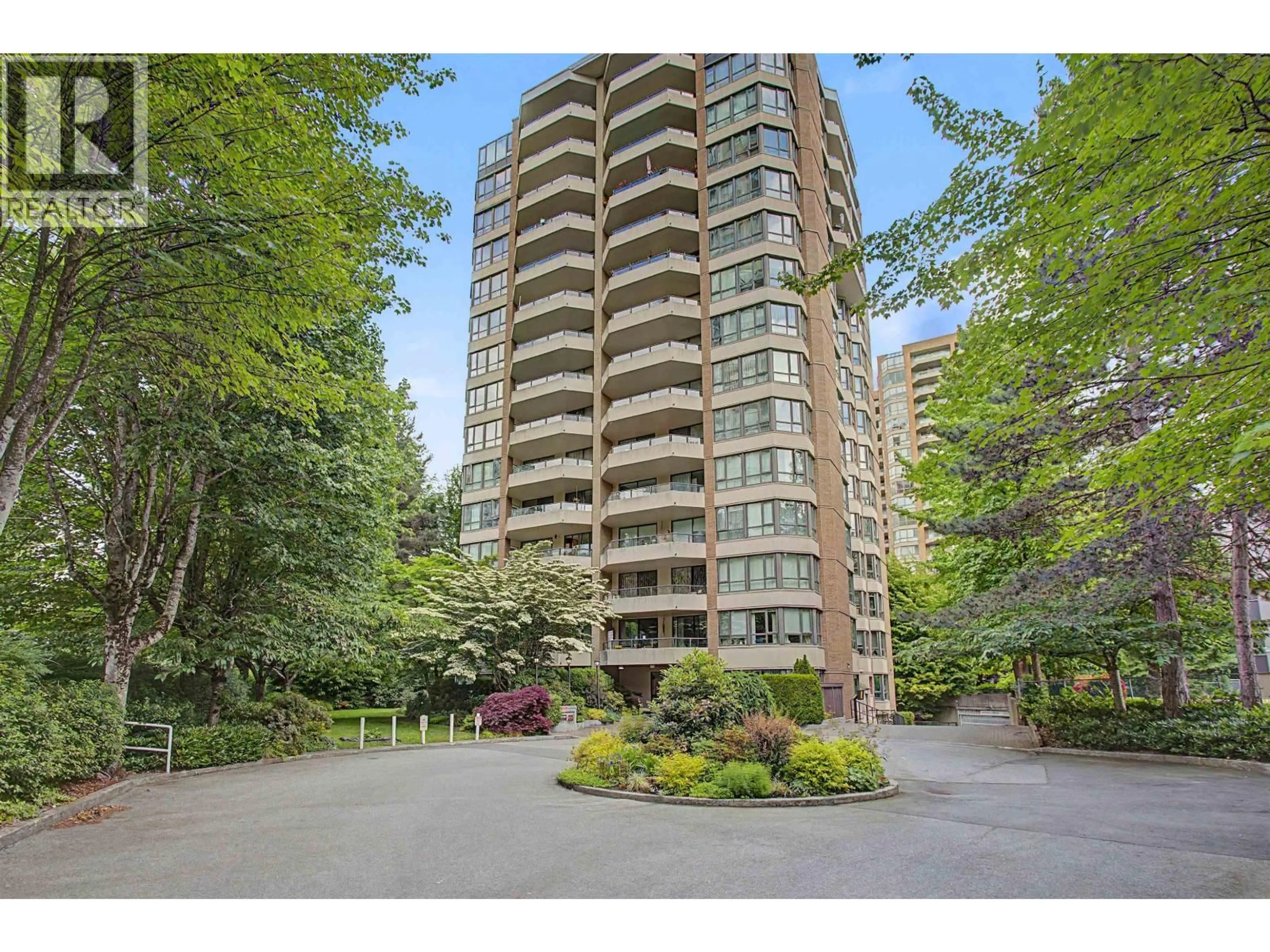 A pic from outside/outdoor area/front of a property/back of a property/a pic from drone, unknown for 104 - 6152 KATHLEEN AVENUE, Burnaby British Columbia V5H4K8