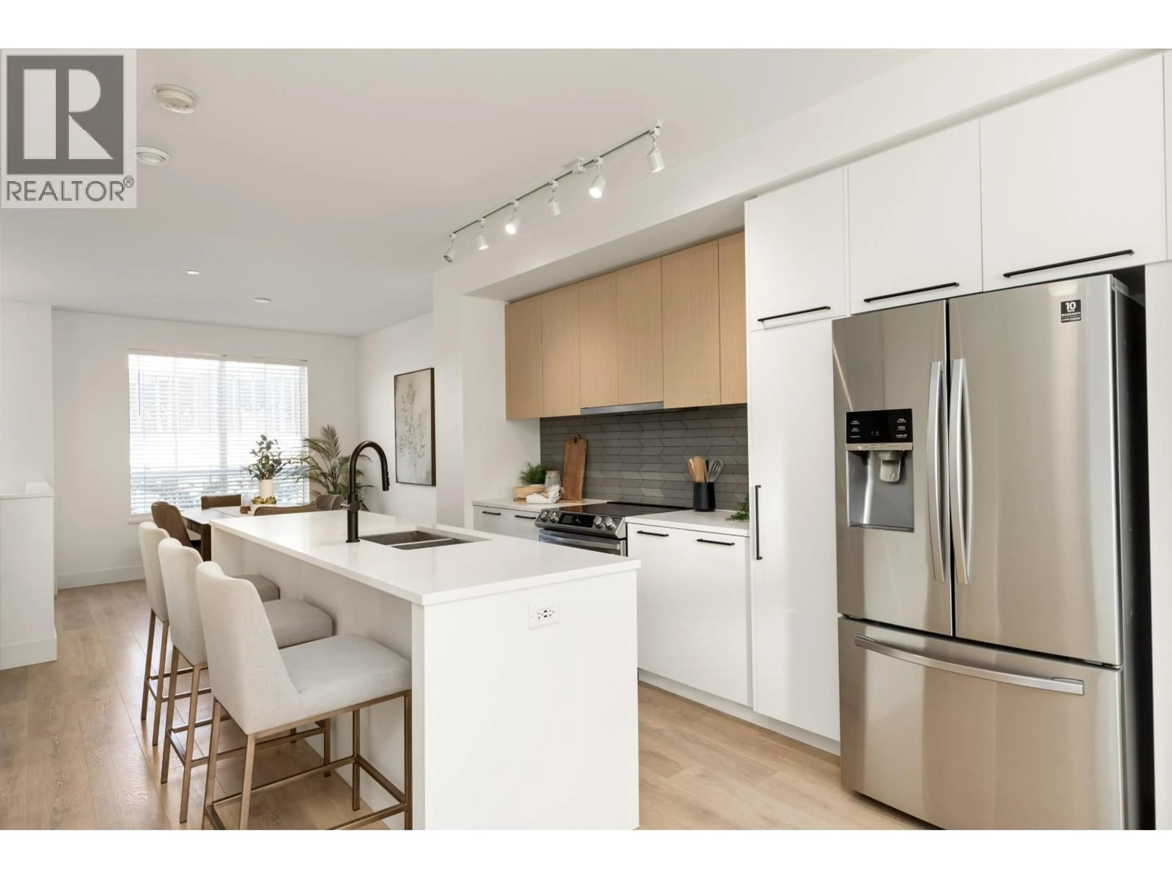 Open concept kitchen, unknown for 38001 HELM WAY, Squamish British Columbia V8B2A1
