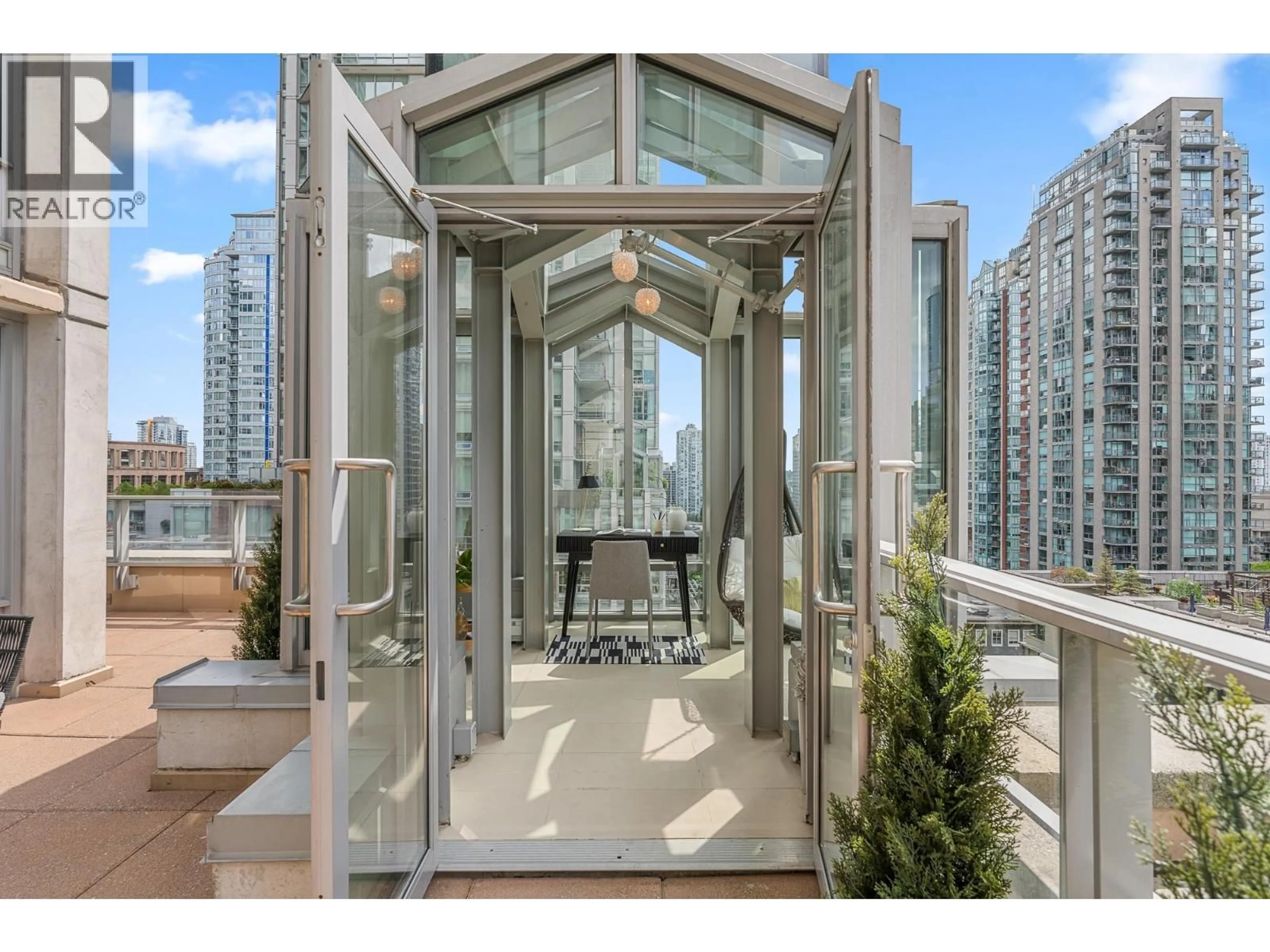 Indoor foyer for 901 - 565 SMITHE STREET, Vancouver British Columbia V6B0E4